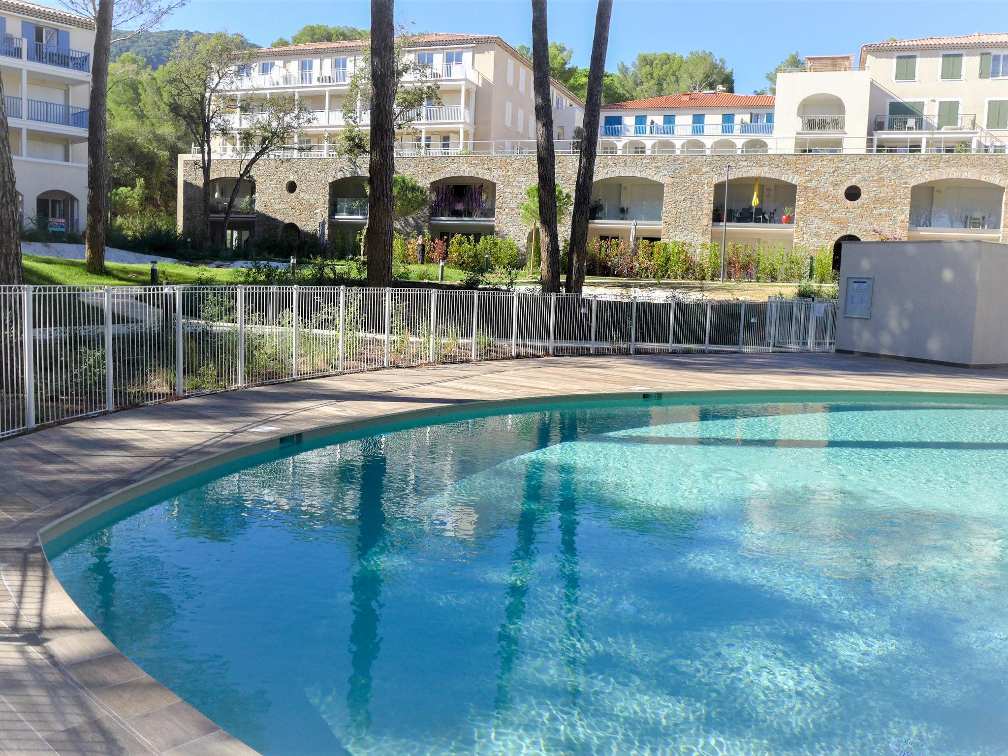 Foto 1 - Appartamento con 2 camere da letto a Cavalaire-sur-Mer con piscina e vista mare