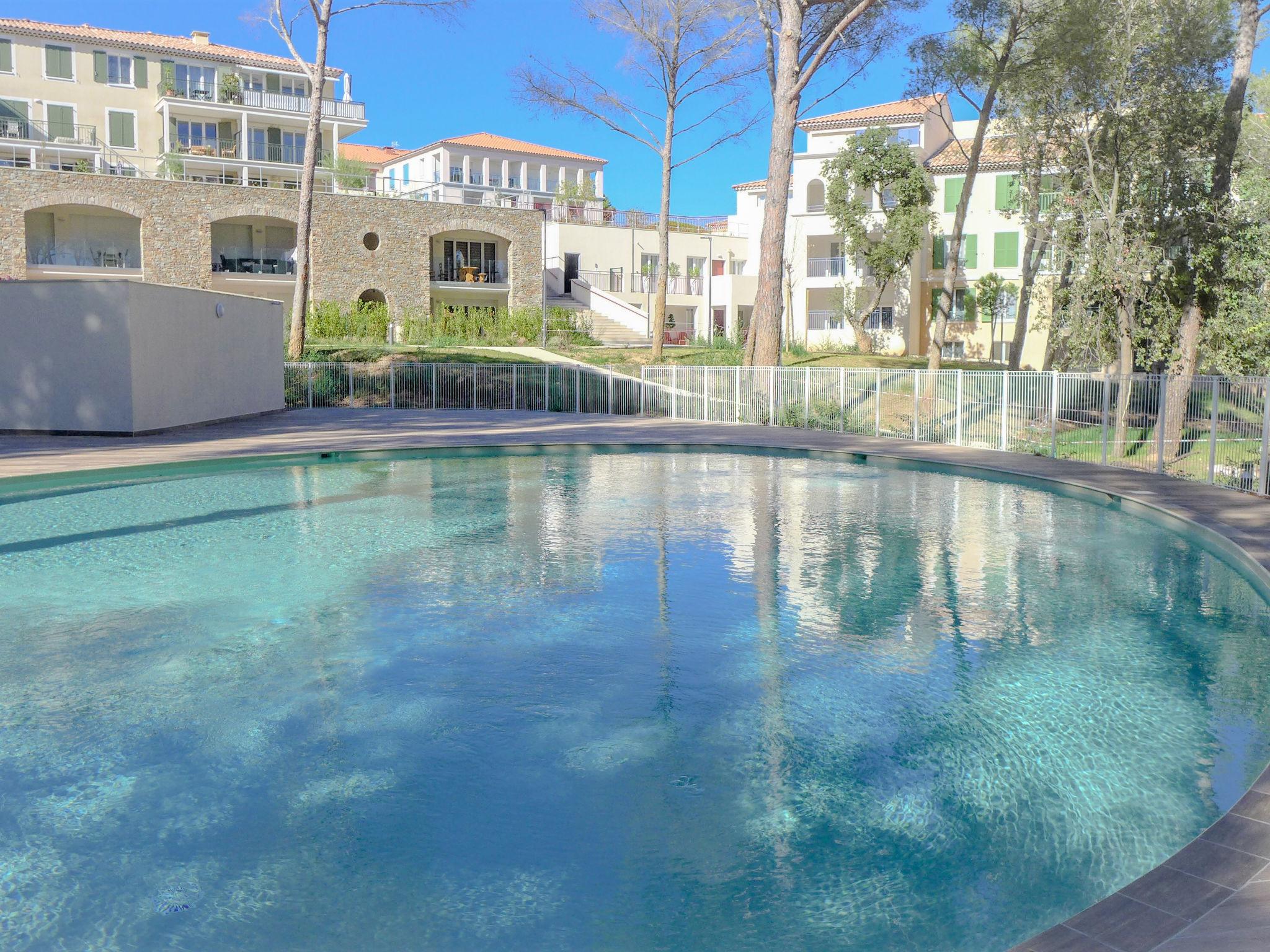 Foto 16 - Appartamento con 1 camera da letto a Cavalaire-sur-Mer con piscina e vista mare