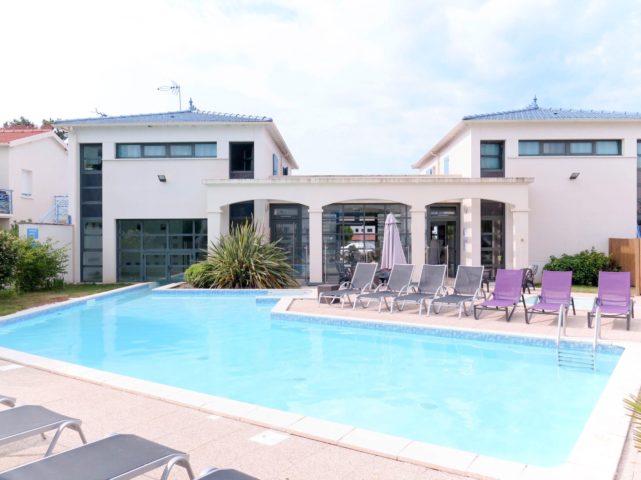 Foto 1 - Appartamento con 3 camere da letto a Saint-Palais-sur-Mer con piscina e vista mare