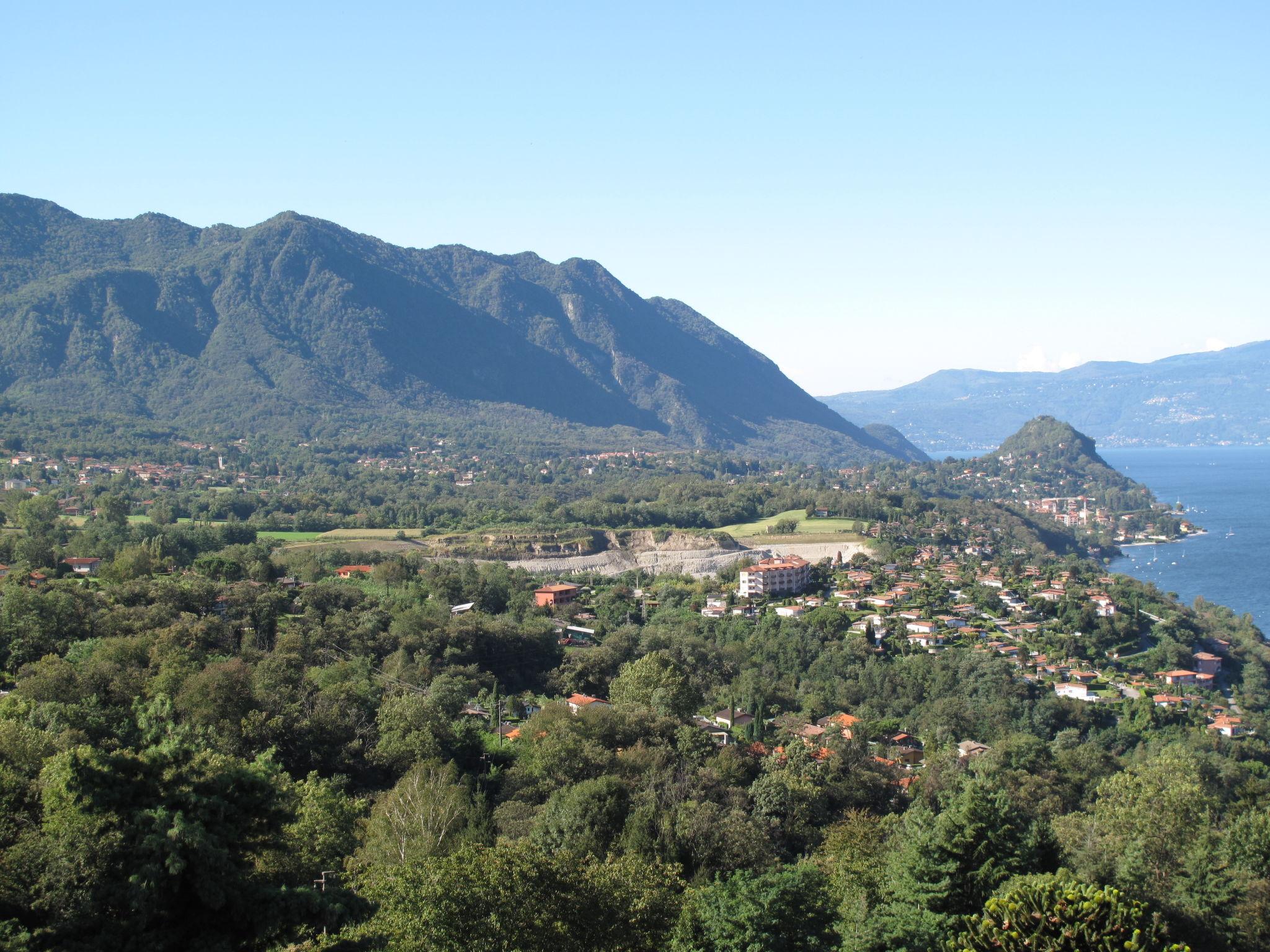 Photo 31 - Maison de 2 chambres à Brezzo di Bedero avec jardin et vues sur la montagne