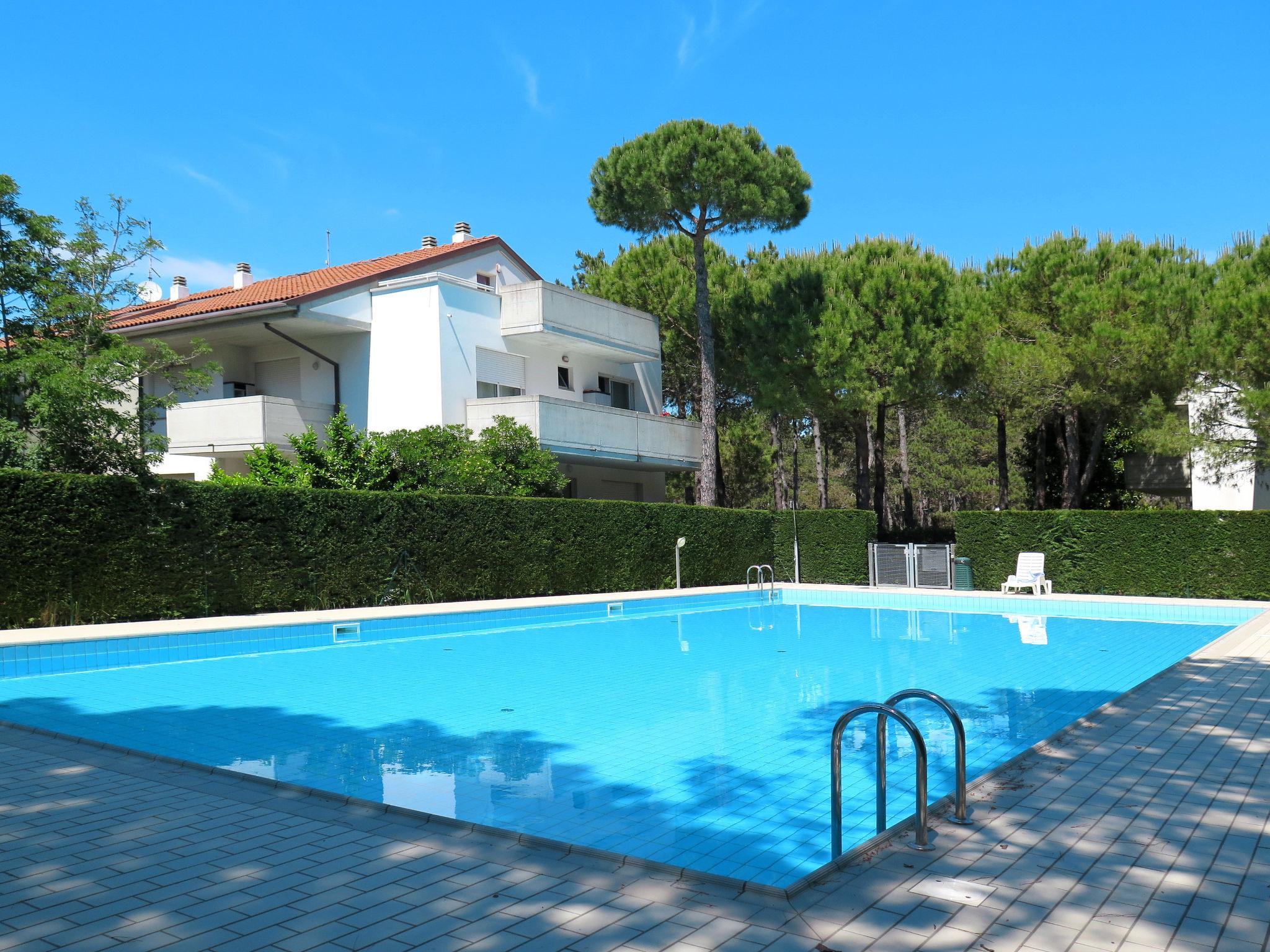 Foto 1 - Apartamento de 1 habitación en Lignano Sabbiadoro con piscina y vistas al mar