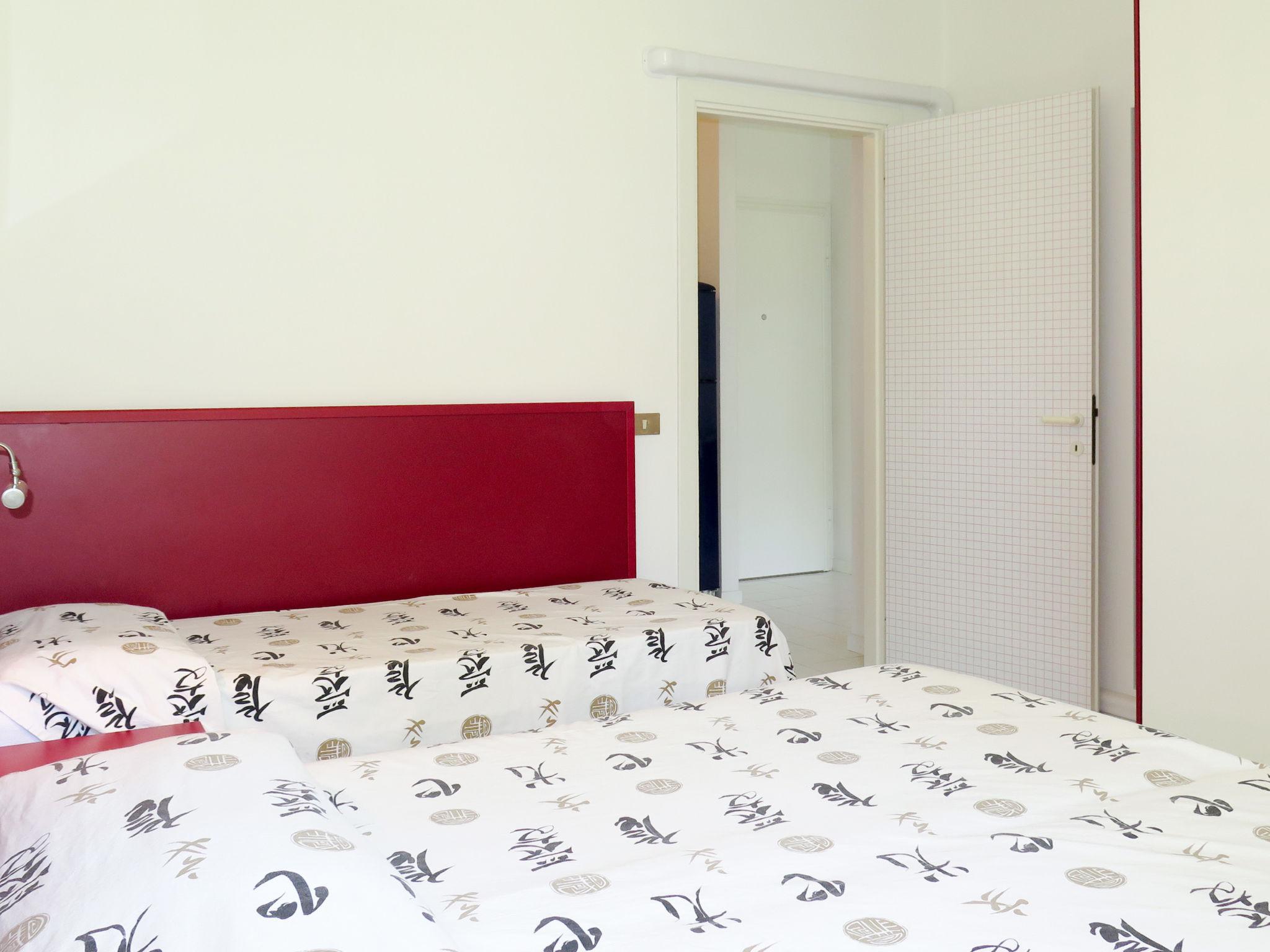 Foto 9 - Apartamento de 1 quarto em Lignano Sabbiadoro com piscina e jardim