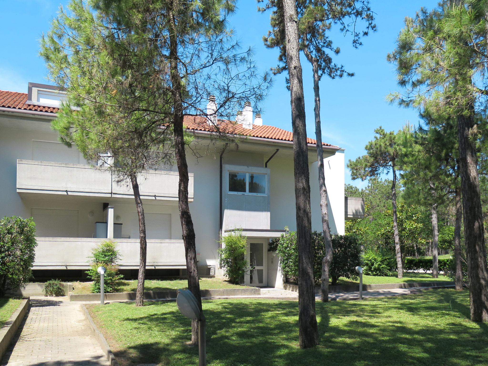 Foto 2 - Apartamento de 1 habitación en Lignano Sabbiadoro con piscina y jardín