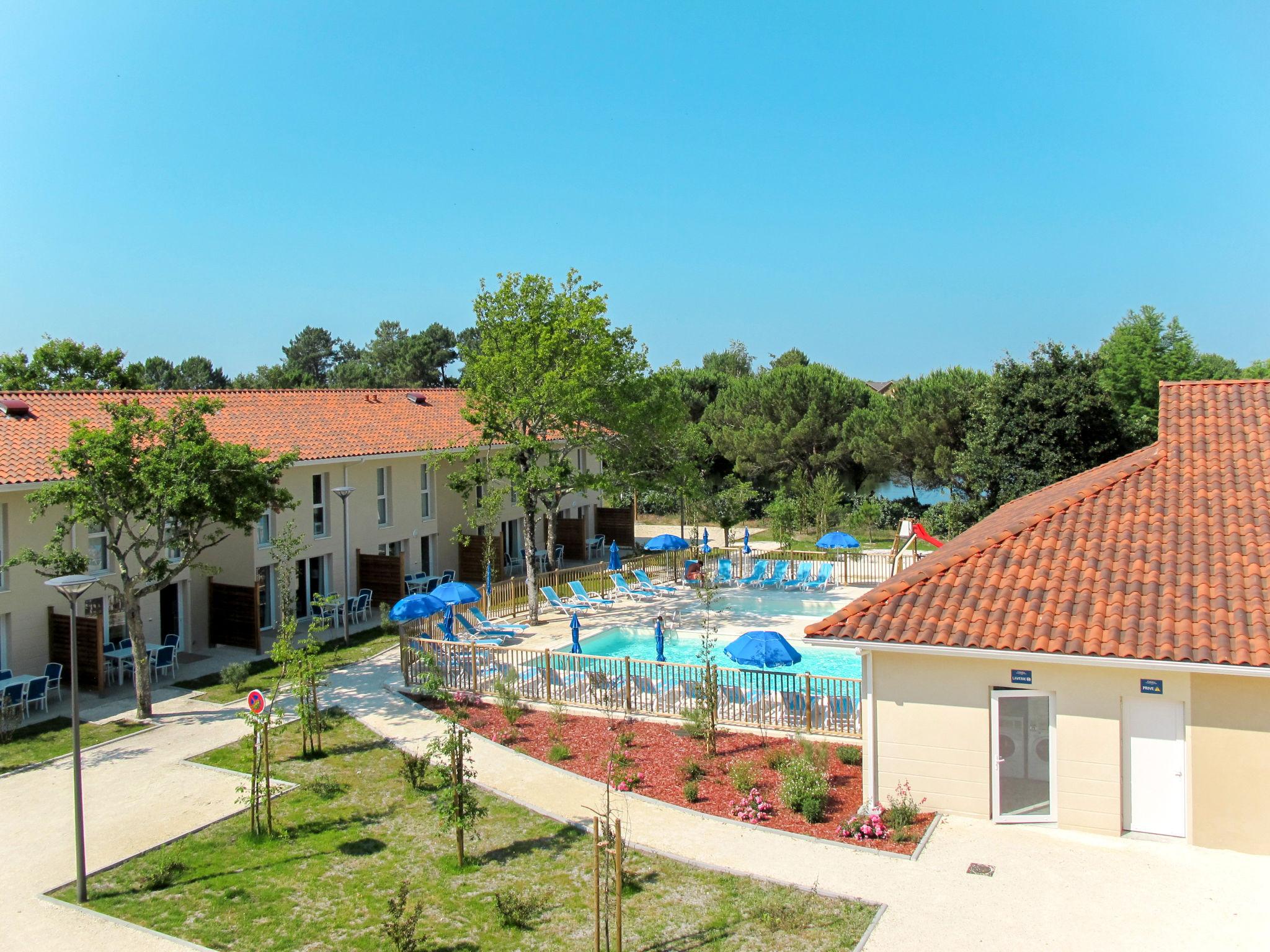 Photo 1 - Maison de 2 chambres à Hourtin avec piscine et terrasse