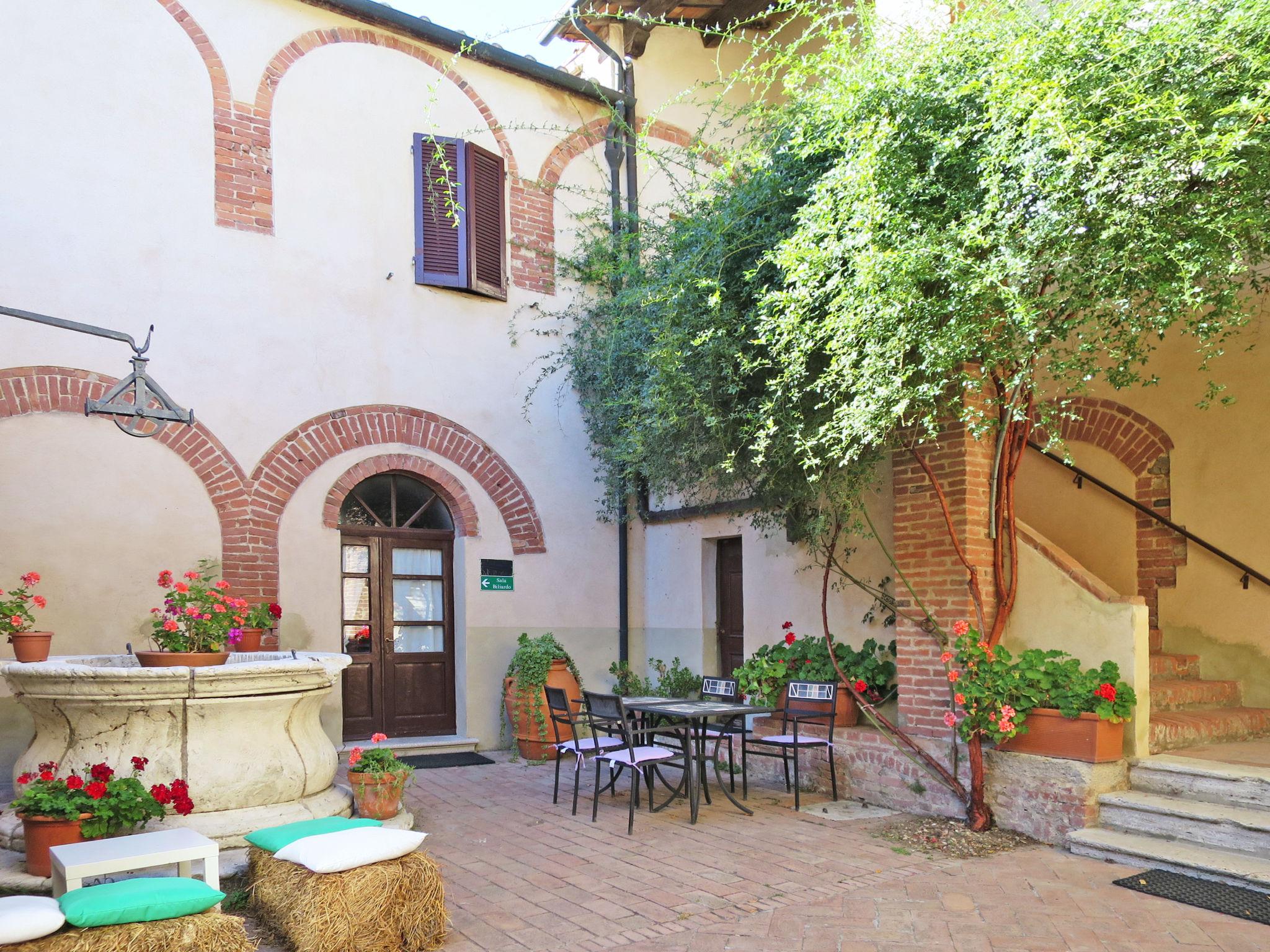 Foto 14 - Haus mit 1 Schlafzimmer in Monticiano mit schwimmbad und garten