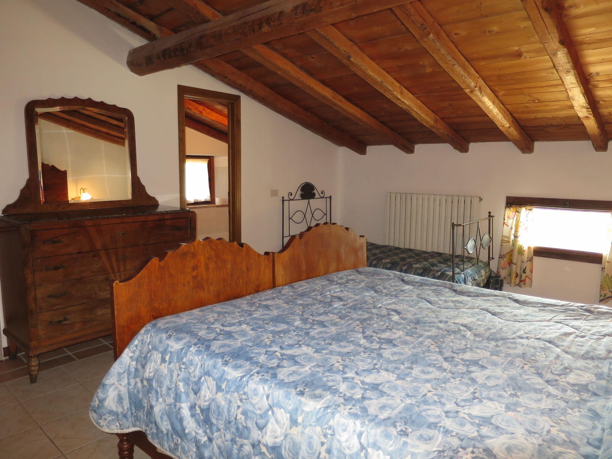 Foto 10 - Haus mit 1 Schlafzimmer in Monticiano mit schwimmbad und garten