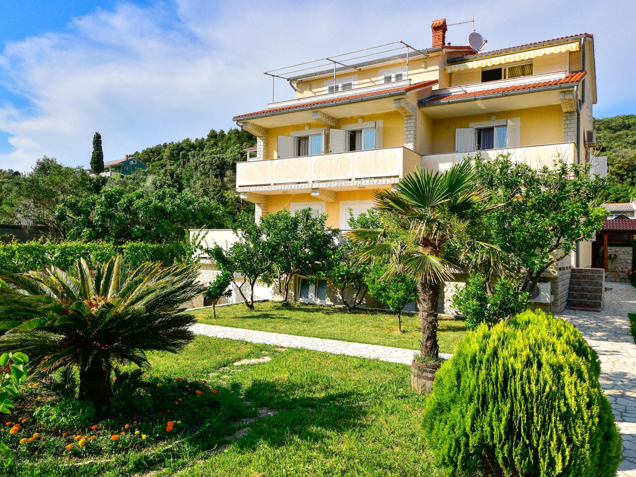 Foto 2 - Appartamento con 2 camere da letto a Rab con terrazza e vista mare