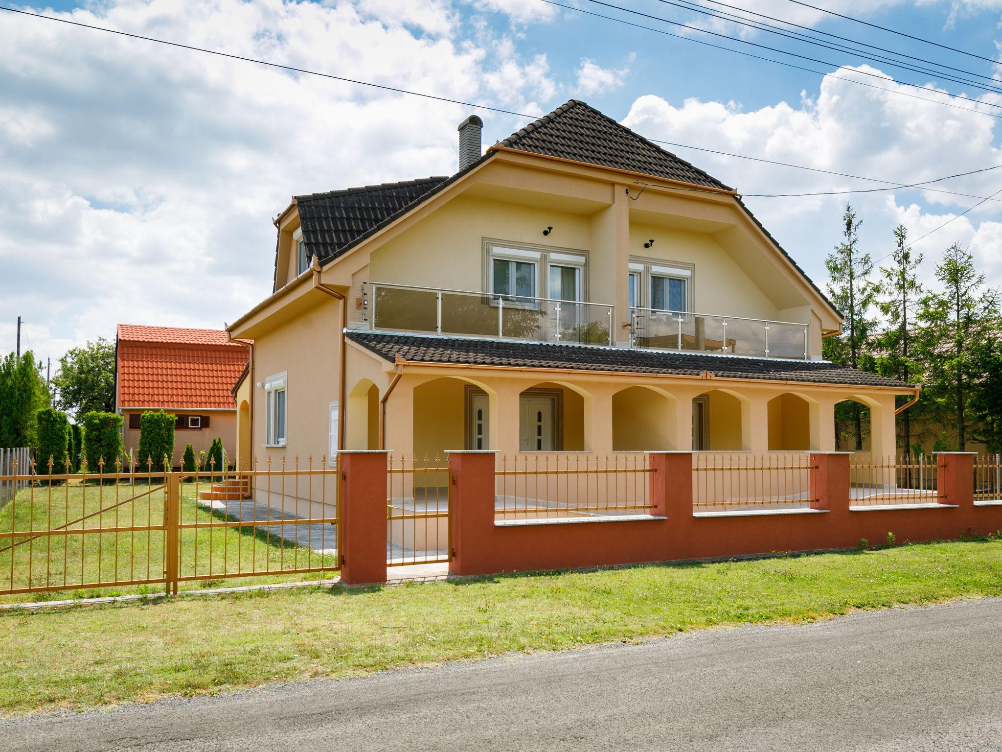 Foto 1 - Apartamento de 3 habitaciones en Balatonmáriafürdő con jardín y terraza