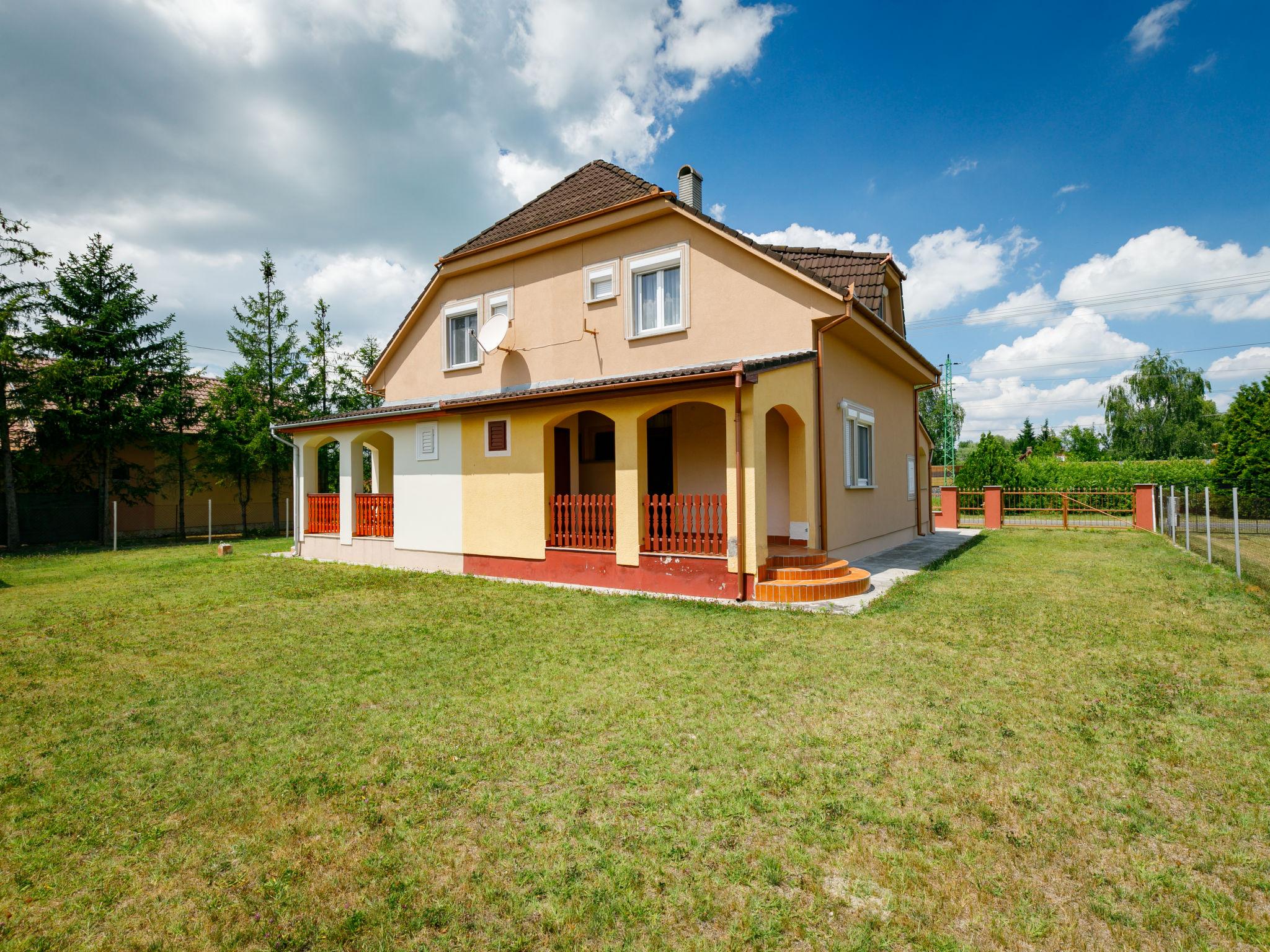 Foto 2 - Casa con 3 camere da letto a Balatonmáriafürdő con giardino e terrazza