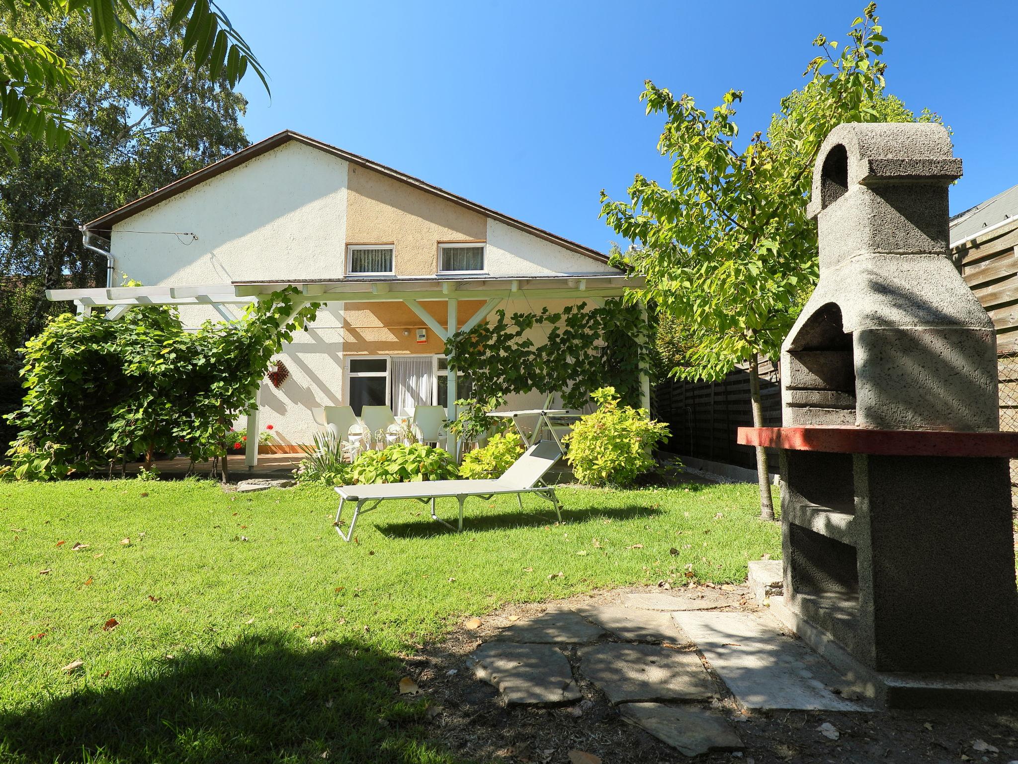 Photo 17 - 5 bedroom House in Balatonboglár with garden and terrace