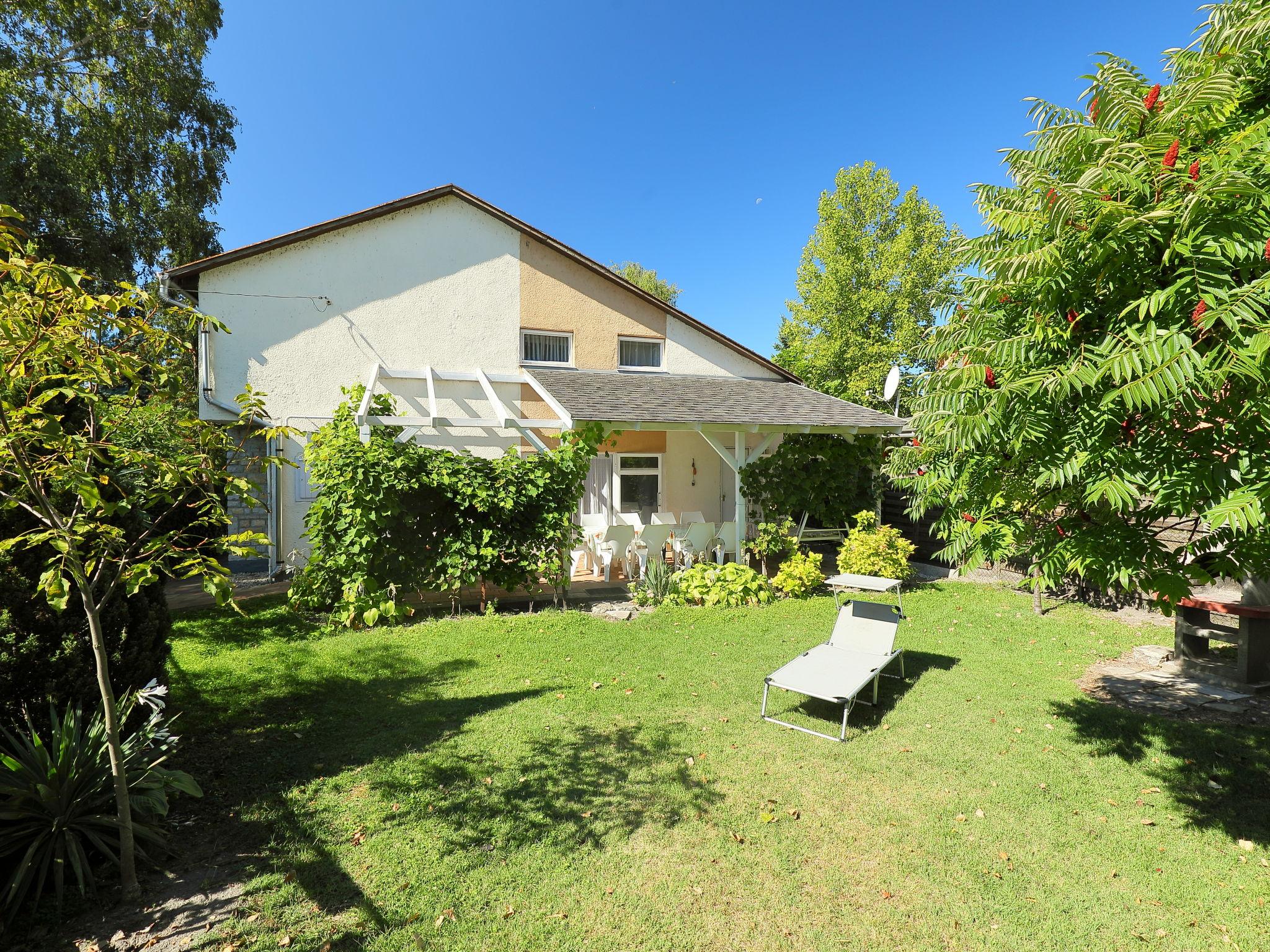 Foto 1 - Casa con 5 camere da letto a Balatonboglár con giardino e terrazza