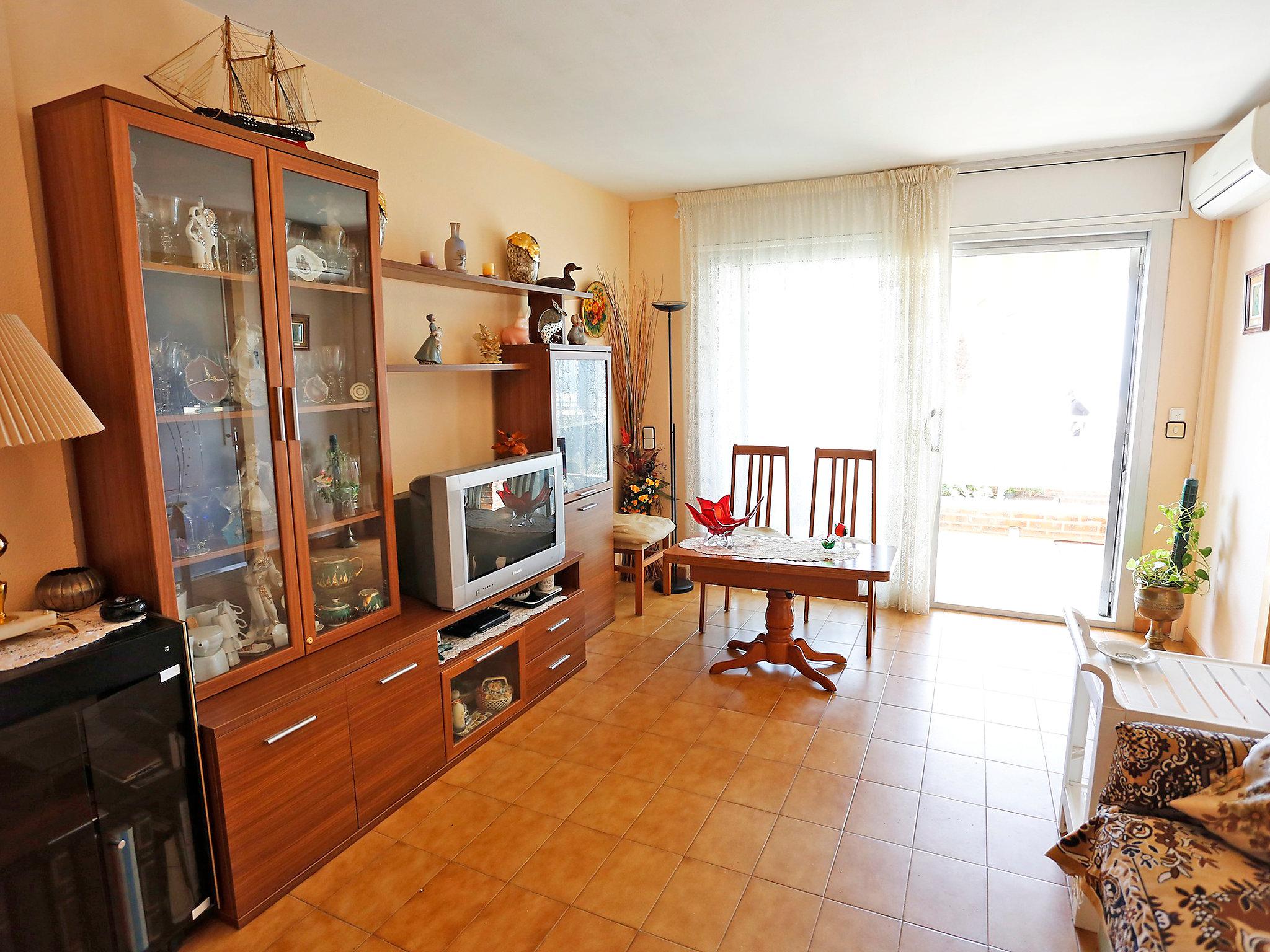 Photo 2 - 3 bedroom Apartment in Cambrils with garden and sea view