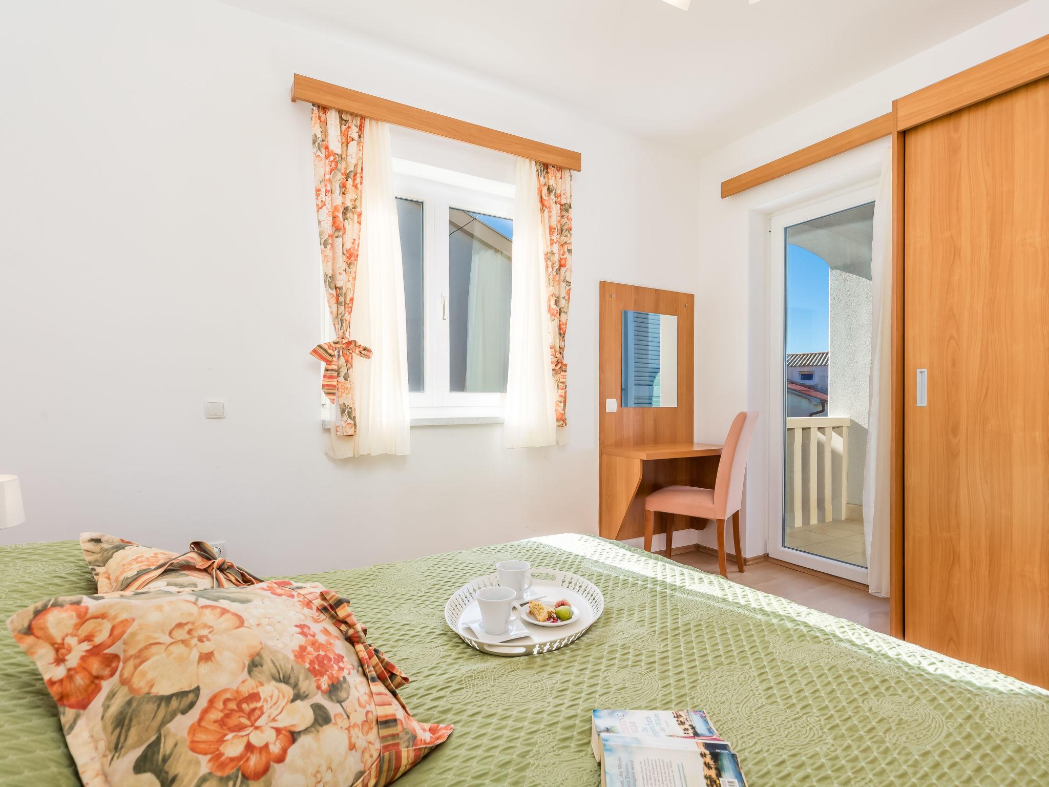 Photo 12 - 1 bedroom Apartment in Rab with swimming pool and sea view