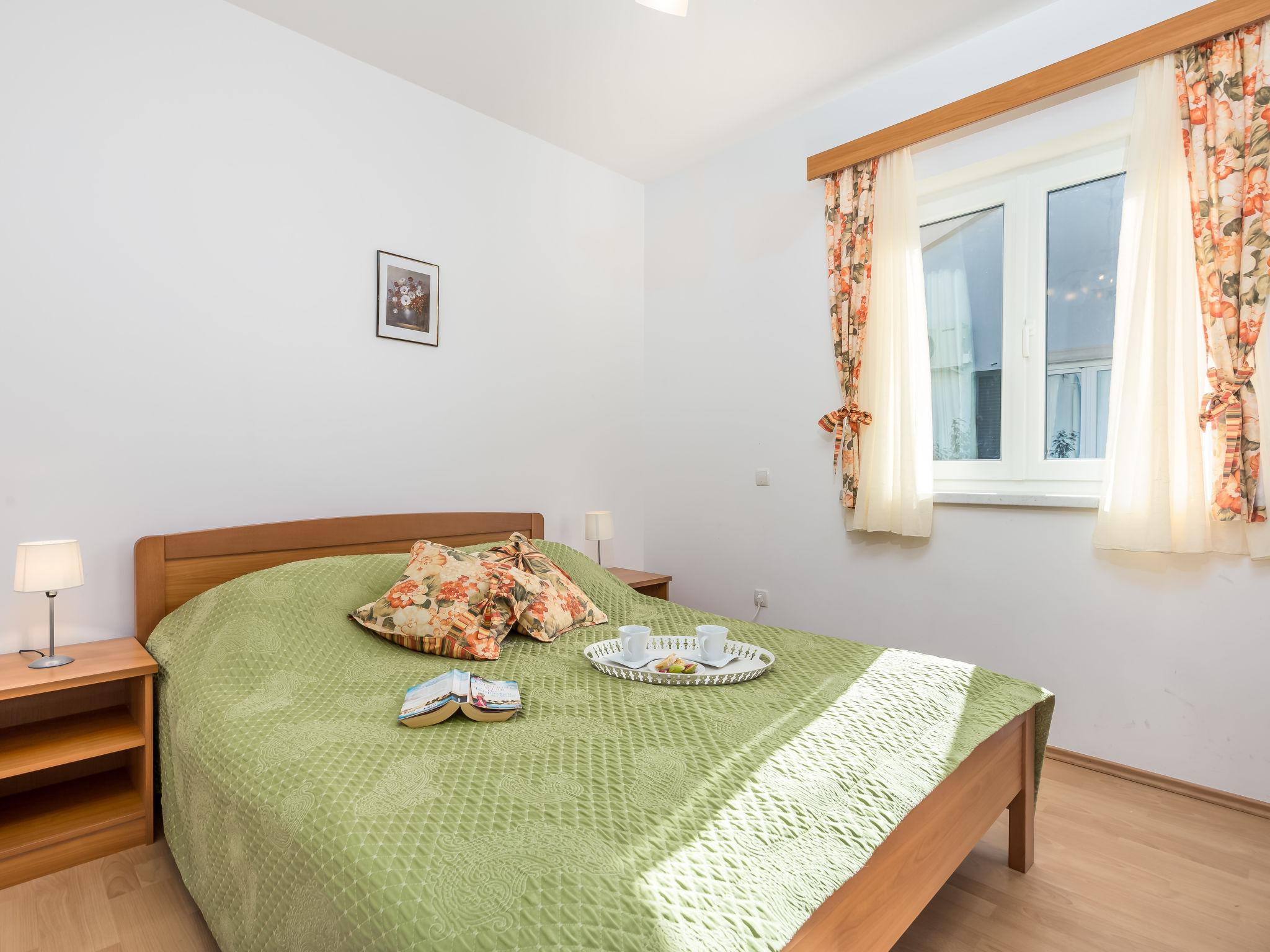 Photo 13 - 1 bedroom Apartment in Rab with swimming pool and garden