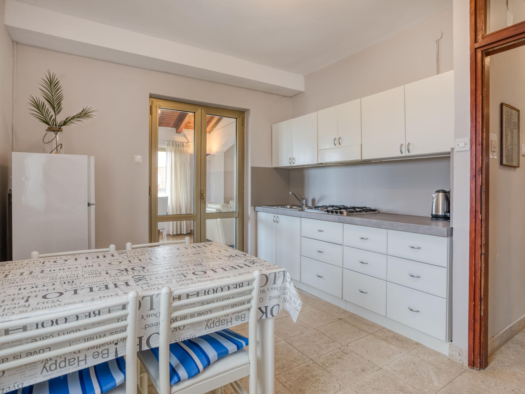 Foto 9 - Apartamento de 3 habitaciones en Poreč con jardín y vistas al mar