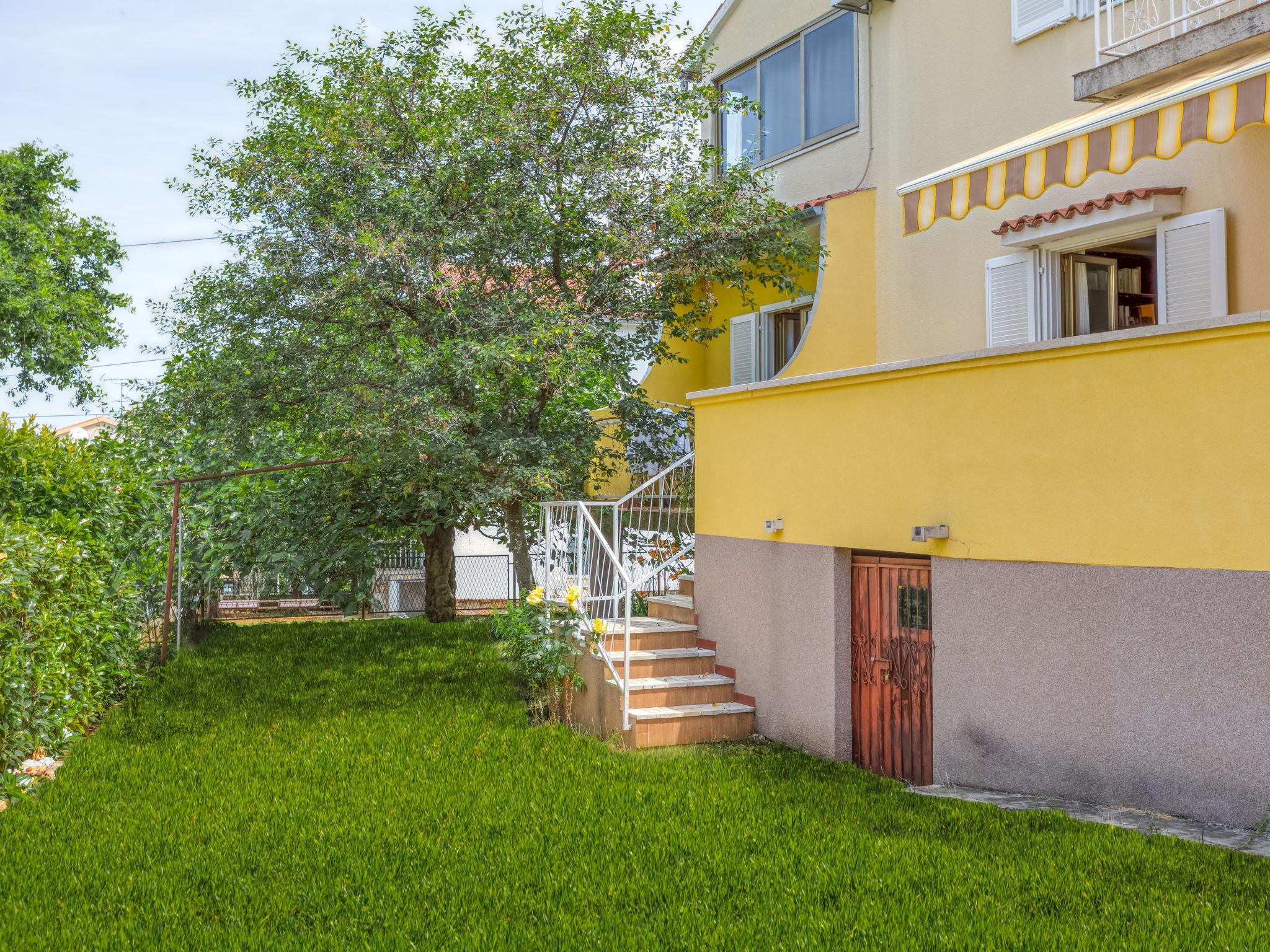 Foto 21 - Apartamento de 3 habitaciones en Poreč con jardín y vistas al mar