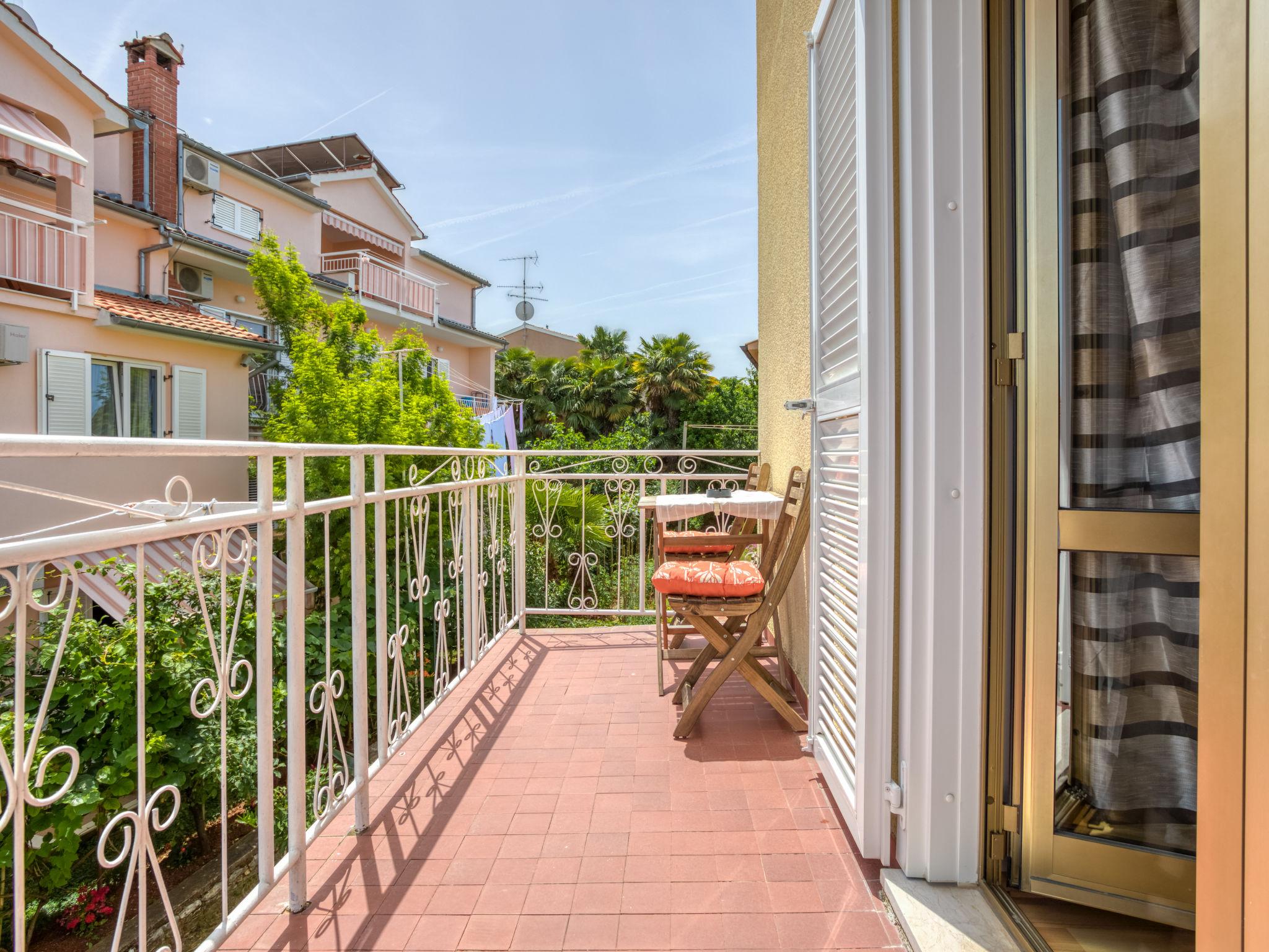 Photo 8 - 3 bedroom Apartment in Poreč with garden and sea view