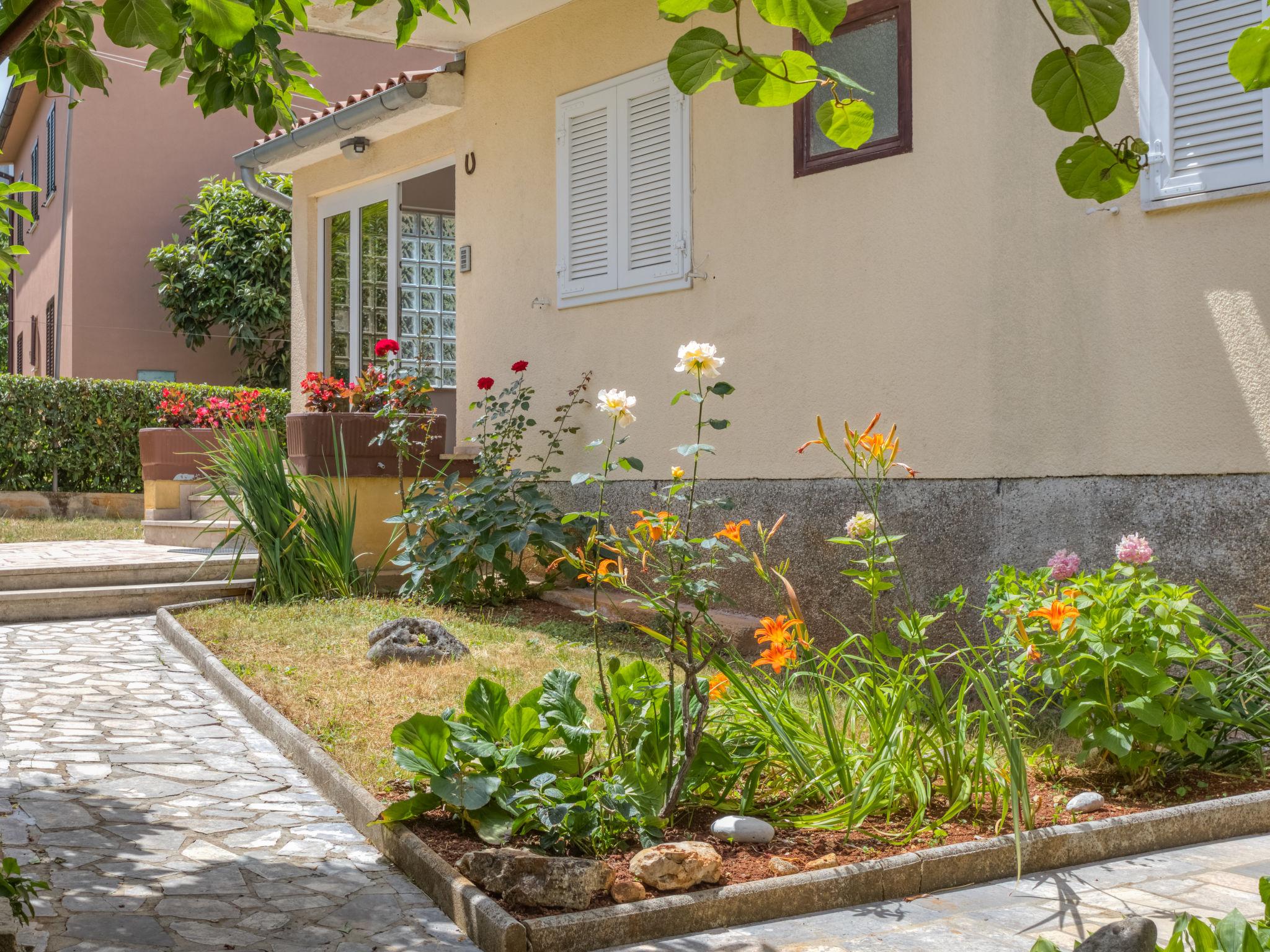 Photo 11 - Appartement de 1 chambre à Poreč avec jardin et vues à la mer