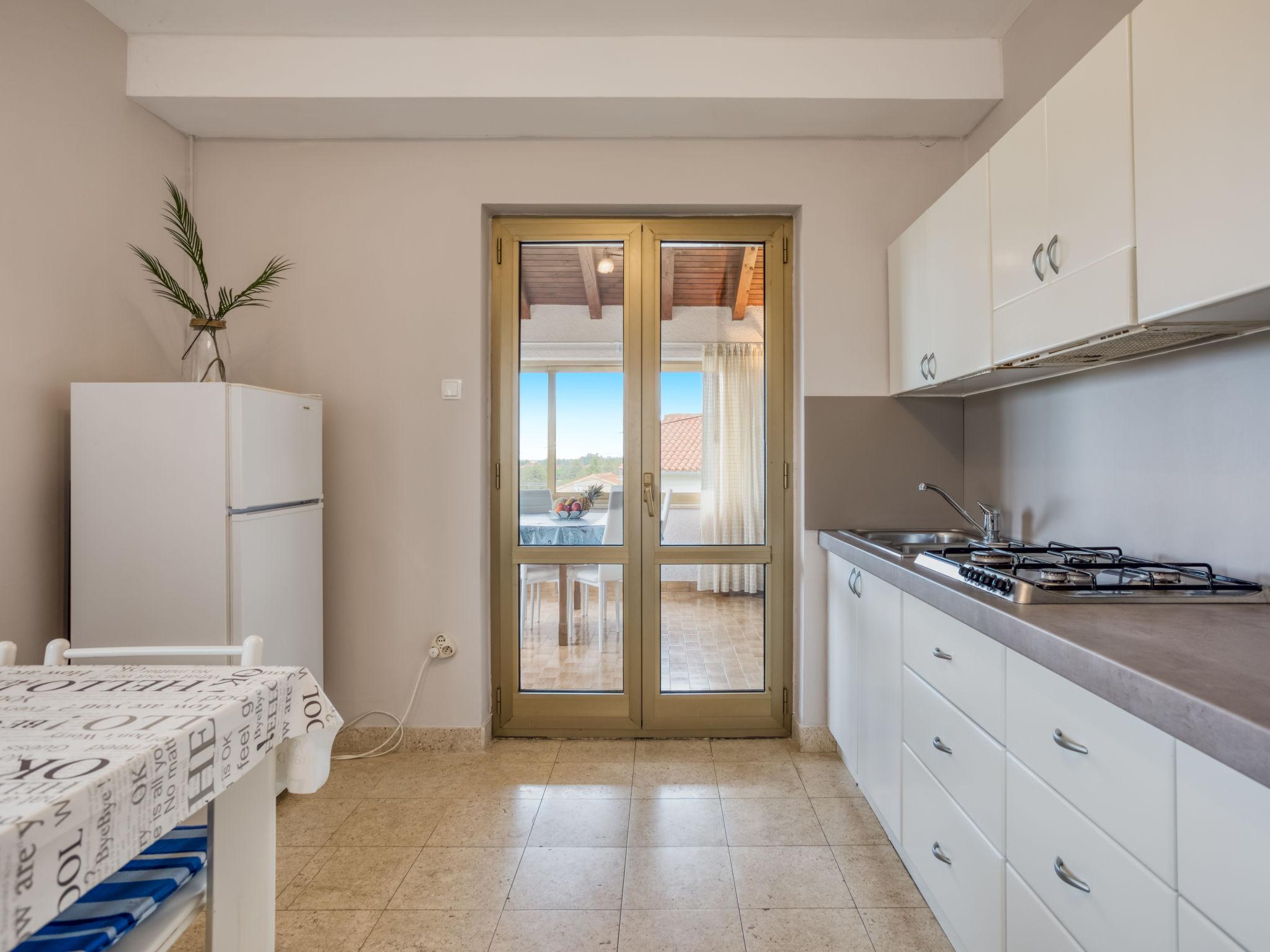 Foto 4 - Apartamento de 3 habitaciones en Poreč con jardín y vistas al mar