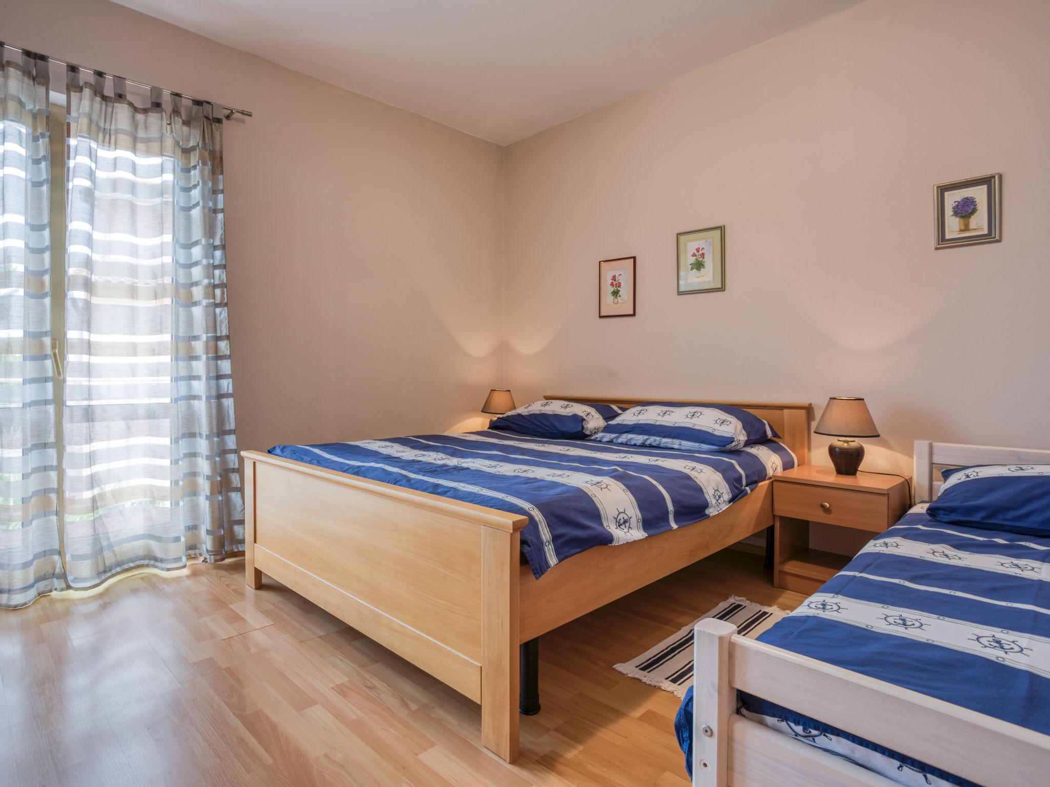 Foto 10 - Appartamento con 3 camere da letto a Poreč con giardino e vista mare