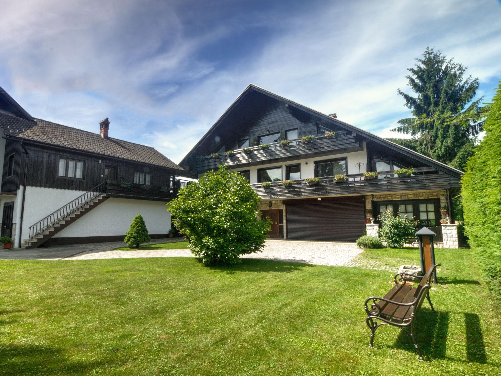 Foto 1 - Apartamento de 1 quarto em Bled com jardim e terraço