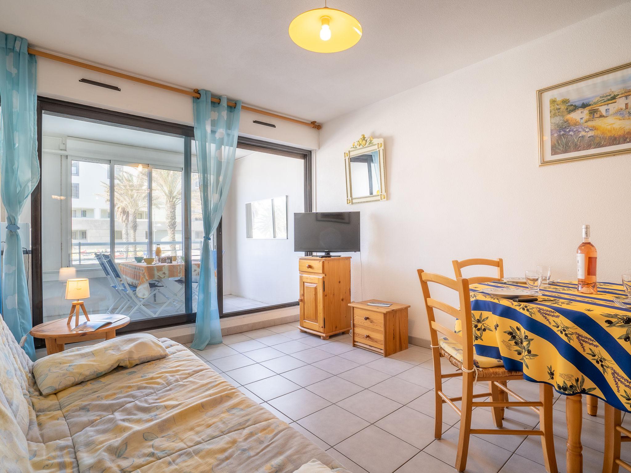 Foto 8 - Appartamento con 1 camera da letto a Agde con piscina e vista mare