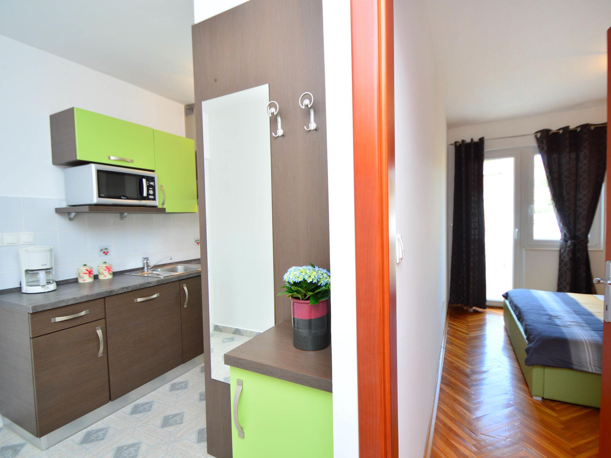 Foto 9 - Apartamento de 1 habitación en Tribunj con piscina y vistas al mar
