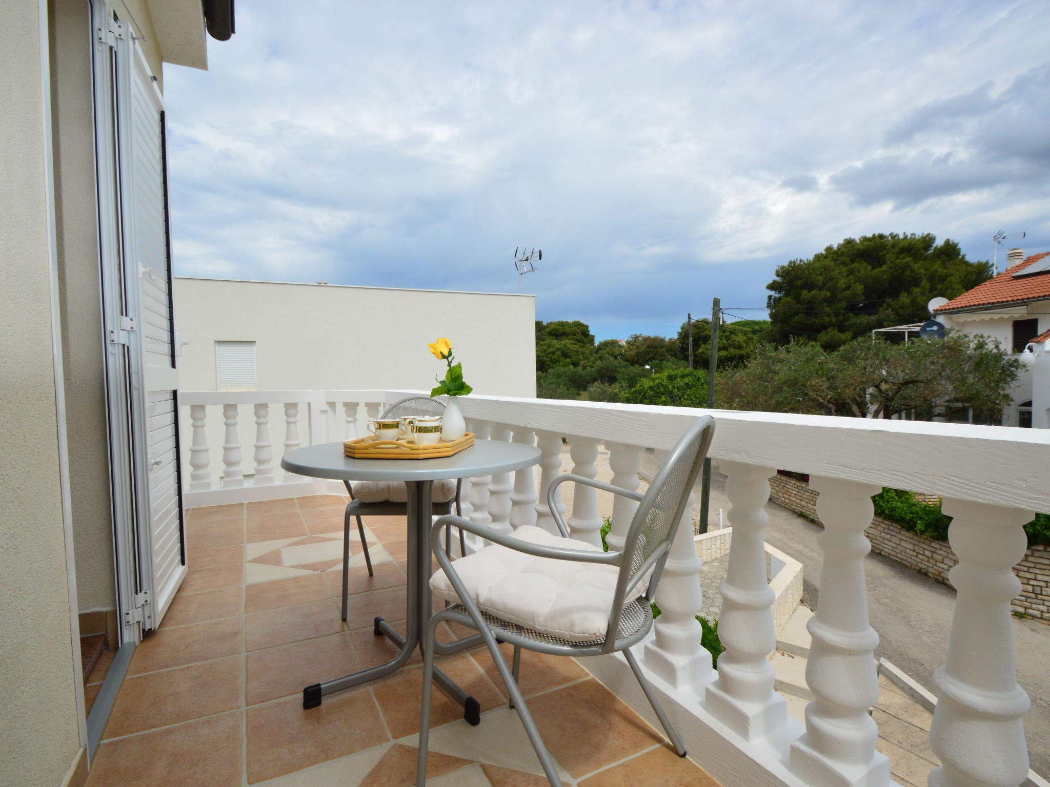 Photo 13 - Appartement de 1 chambre à Tribunj avec piscine et vues à la mer