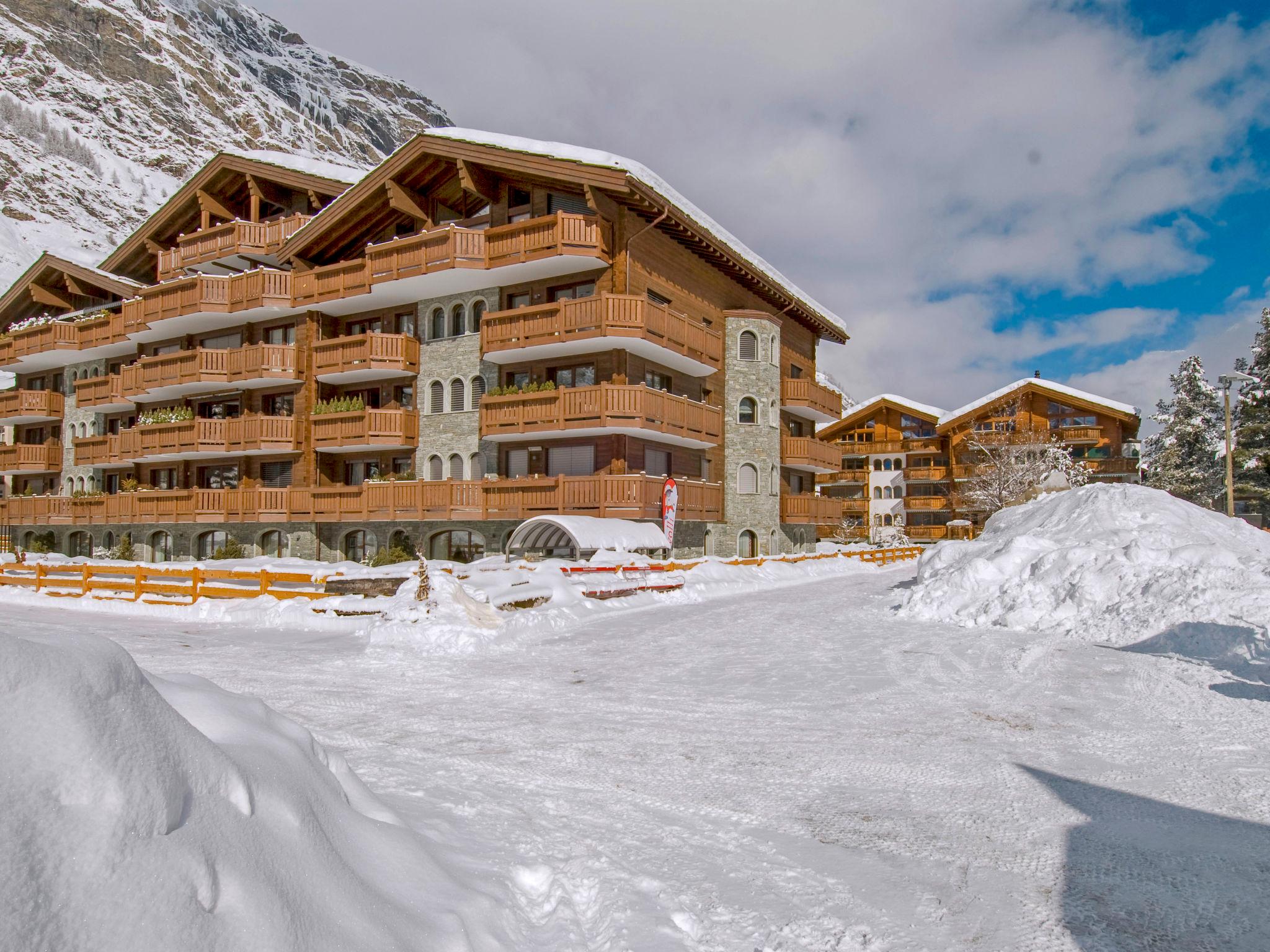 Foto 31 - Appartamento con 3 camere da letto a Zermatt con sauna e vista sulle montagne