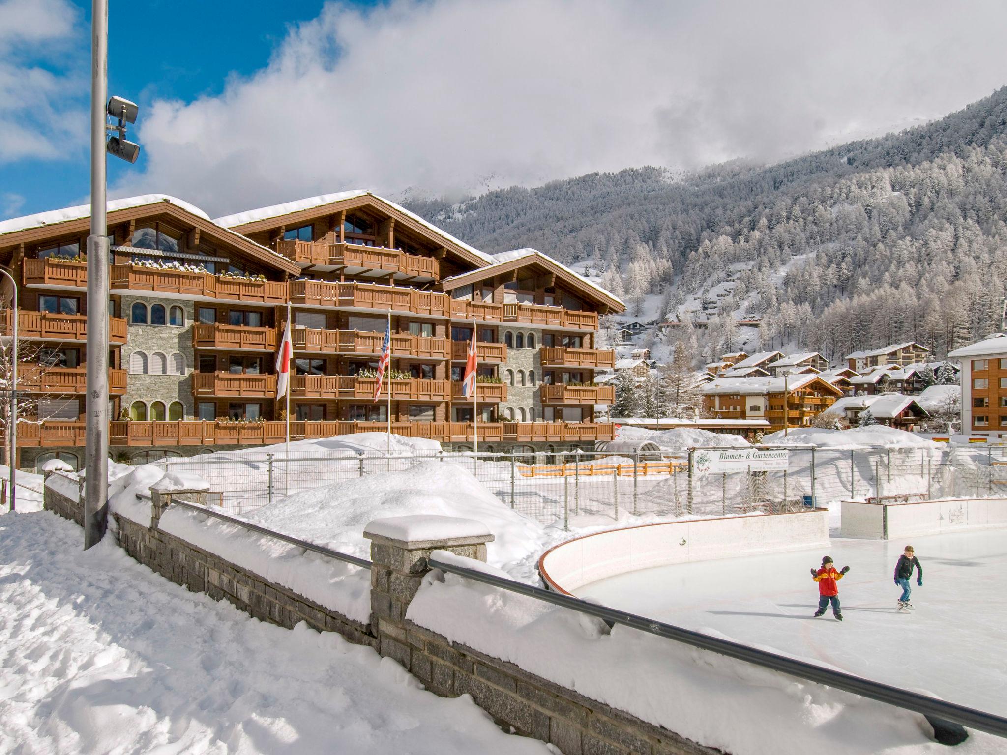 Foto 30 - Appartamento con 3 camere da letto a Zermatt con sauna e vasca idromassaggio