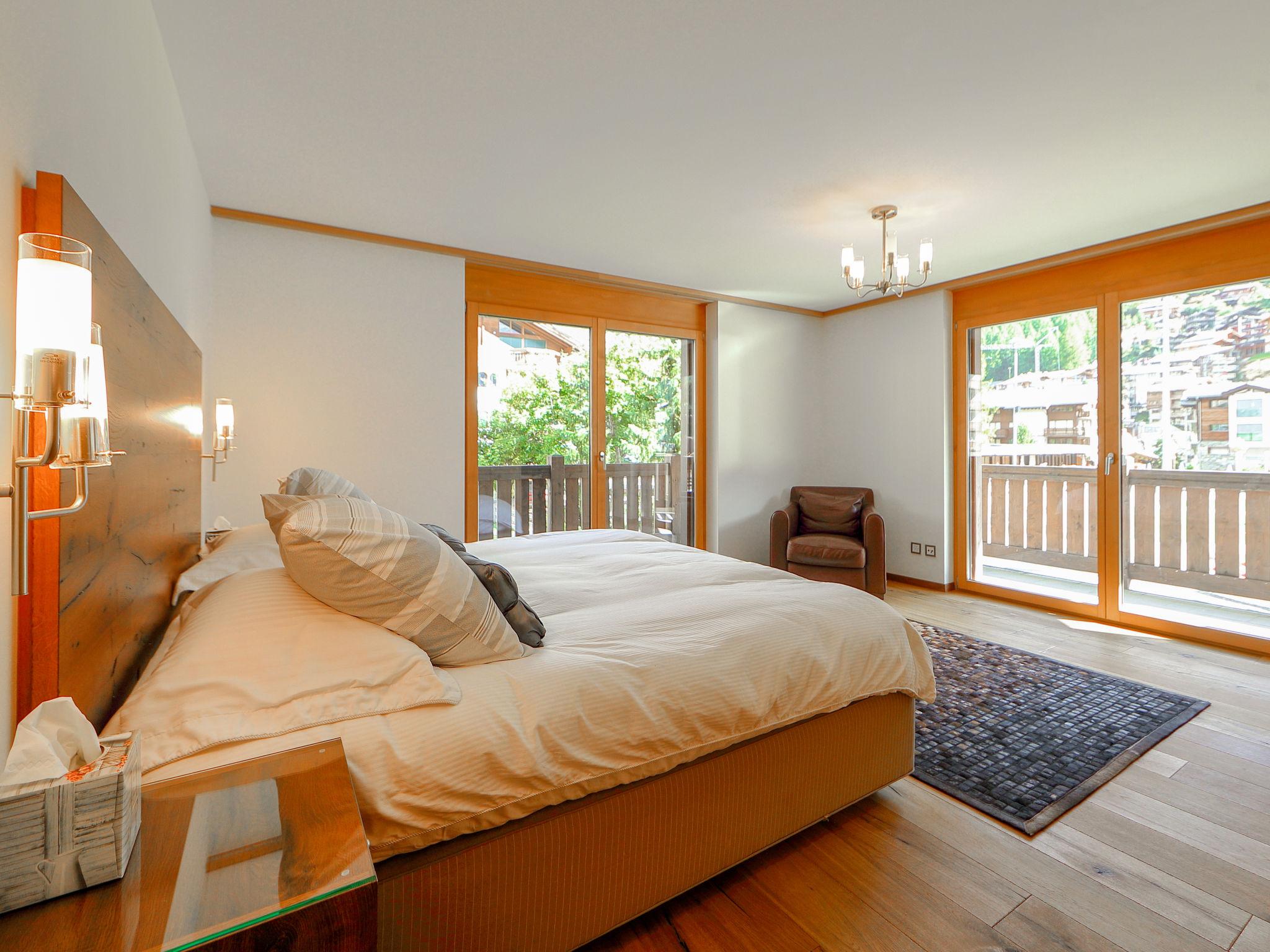 Foto 19 - Appartamento con 3 camere da letto a Zermatt con sauna e vista sulle montagne