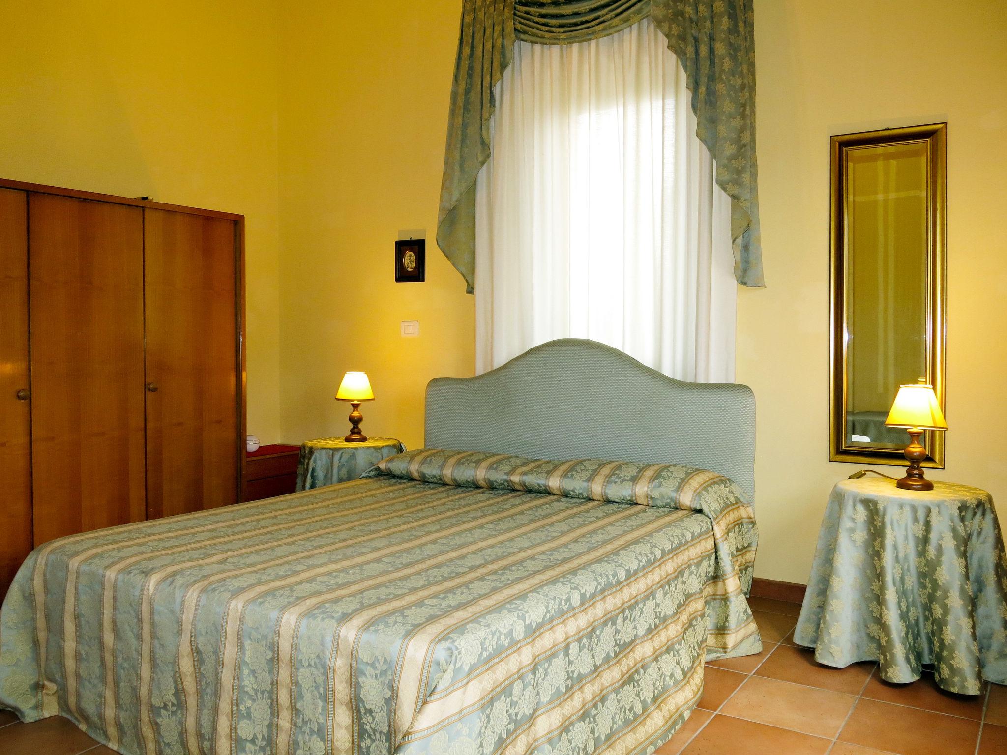 Foto 4 - Apartment mit 1 Schlafzimmer in Collecorvino mit schwimmbad und garten