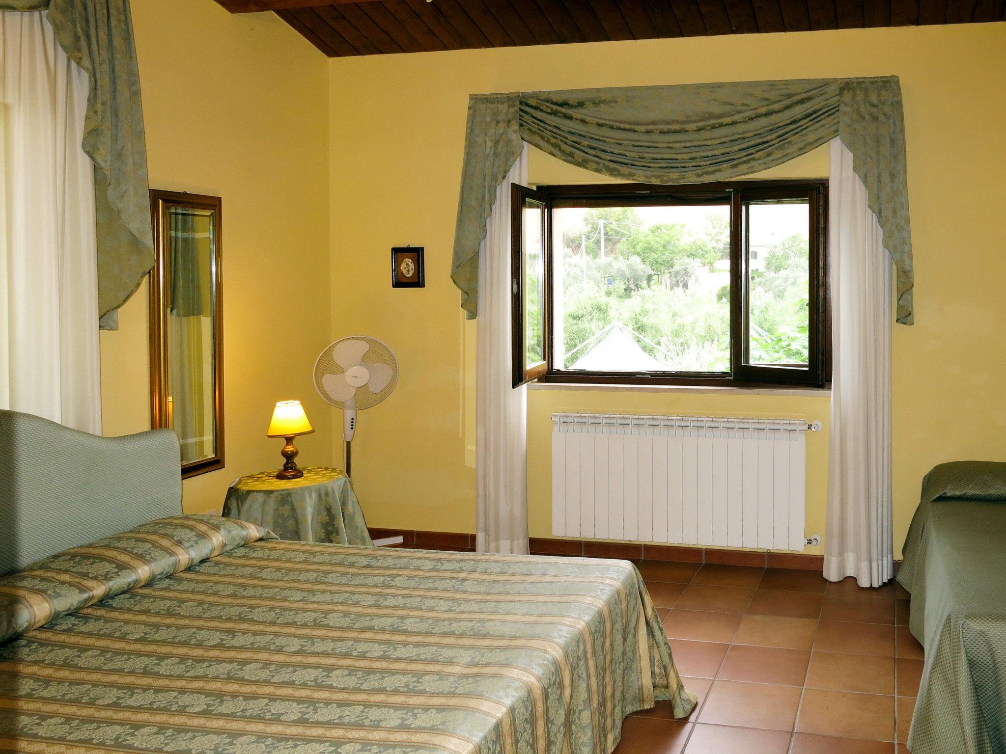 Foto 12 - Apartment mit 1 Schlafzimmer in Collecorvino mit schwimmbad und garten