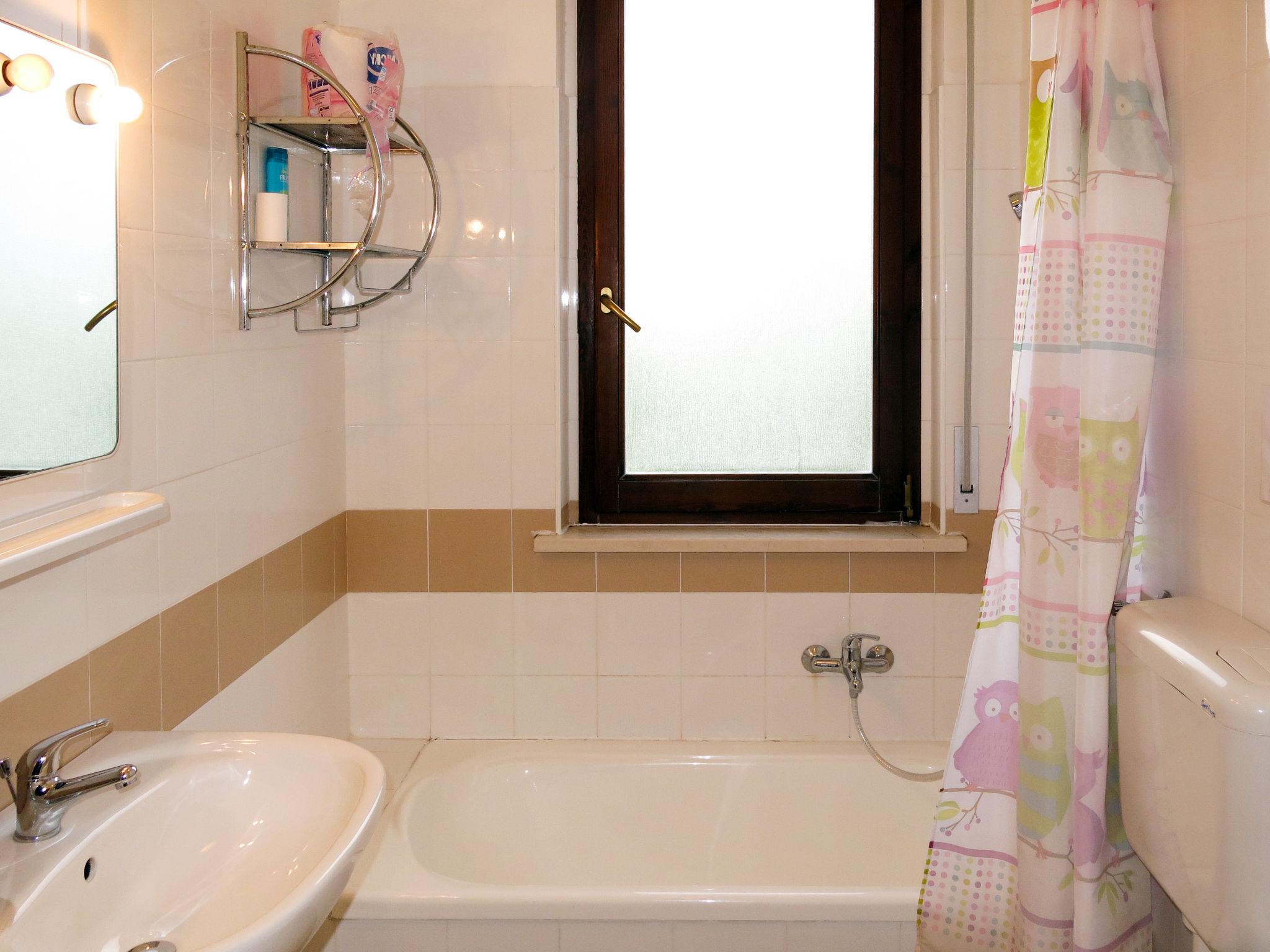 Photo 5 - 1 bedroom Apartment in Collecorvino with swimming pool and garden