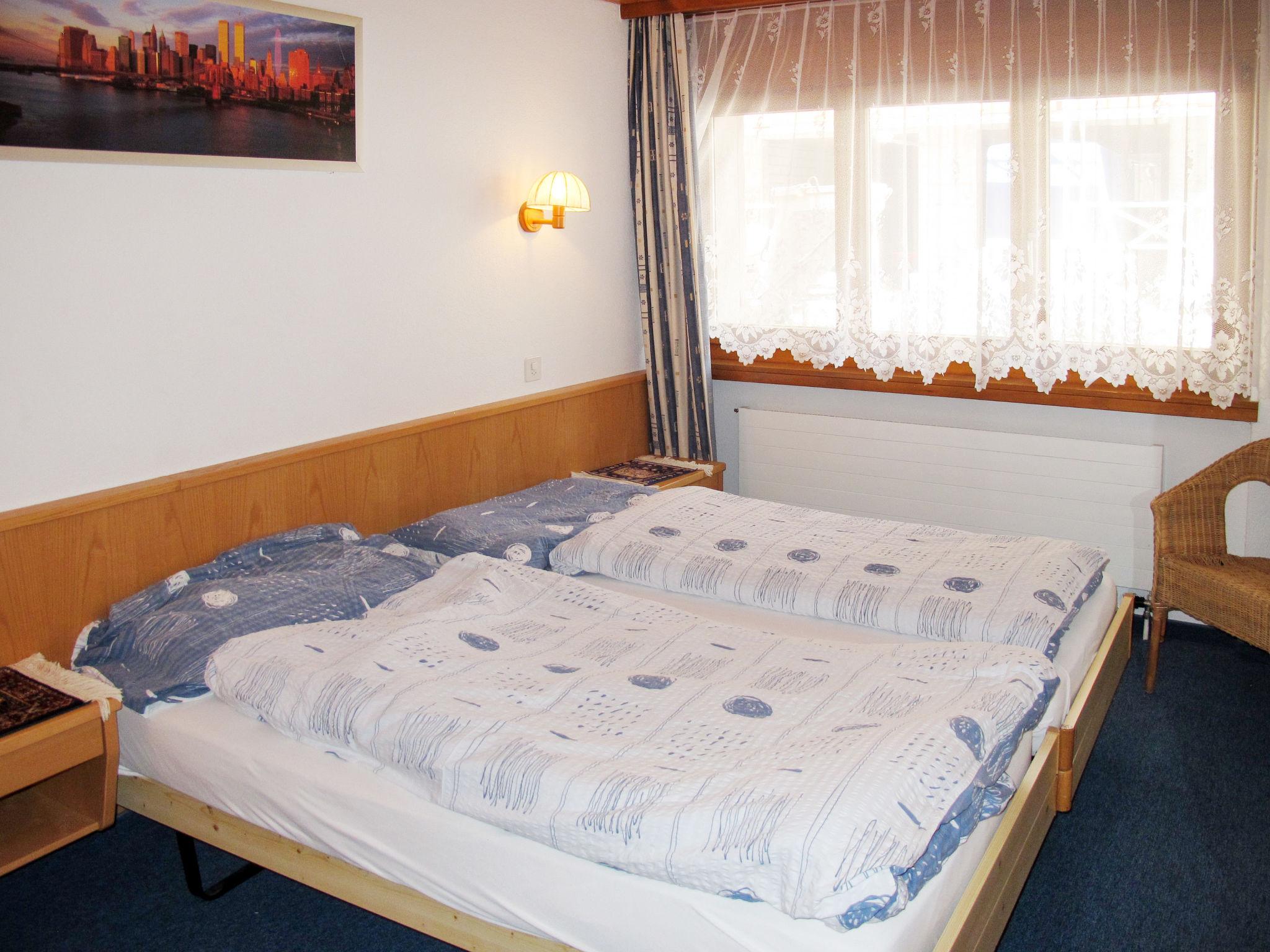 Foto 4 - Appartamento con 2 camere da letto a Saas-Grund con terrazza e vista sulle montagne