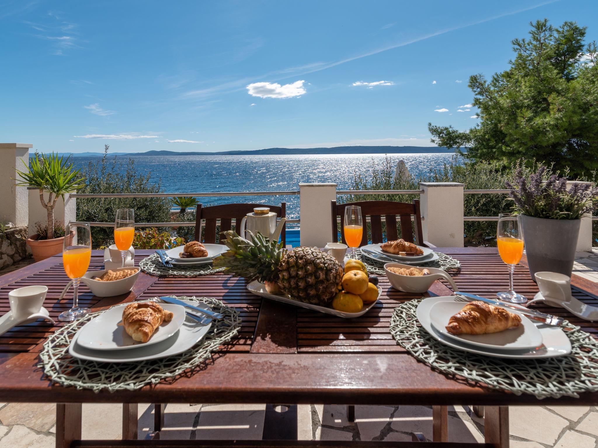 Foto 7 - Appartamento con 2 camere da letto a Okrug con piscina e vista mare