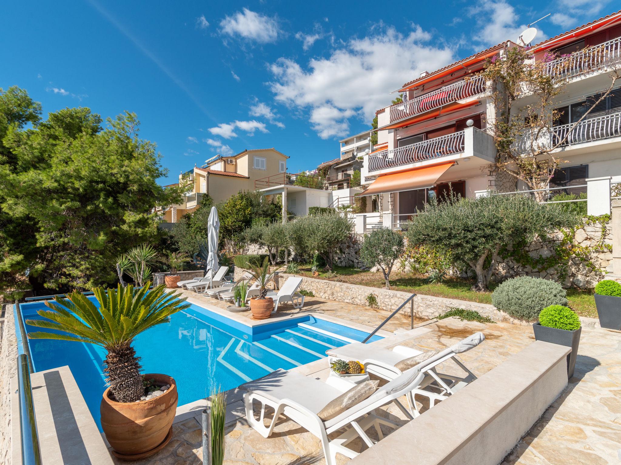 Foto 19 - Apartamento en Okrug con piscina y vistas al mar