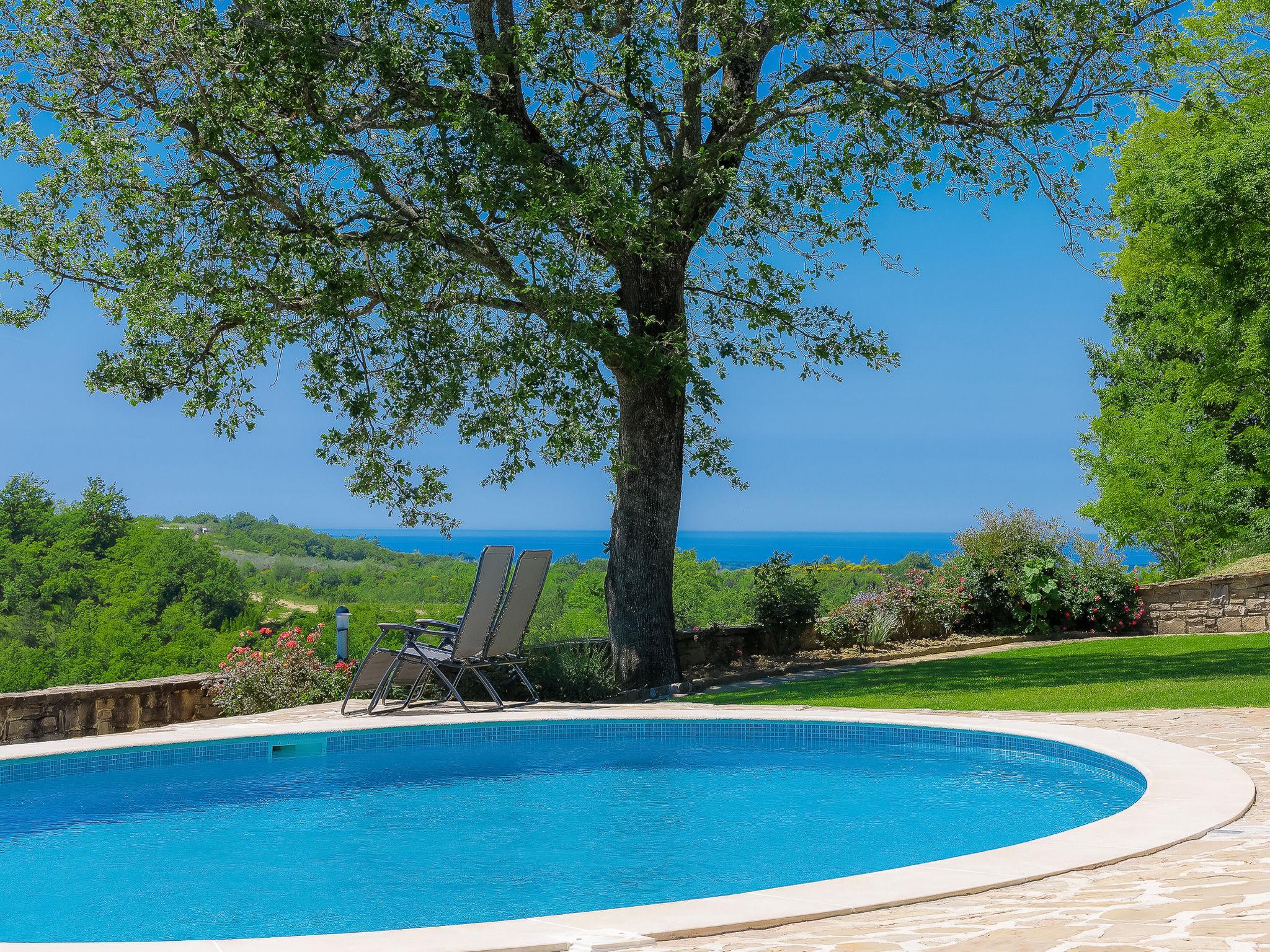 Foto 14 - Casa de 10 quartos em Buje com piscina privada e vistas do mar