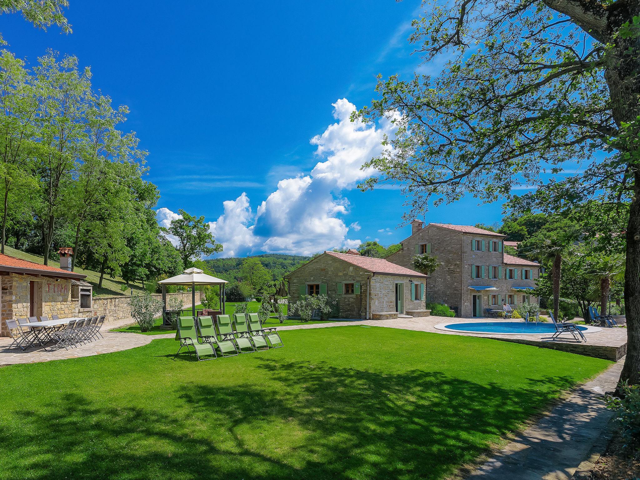 Foto 1 - Casa con 10 camere da letto a Buje con piscina privata e vista mare