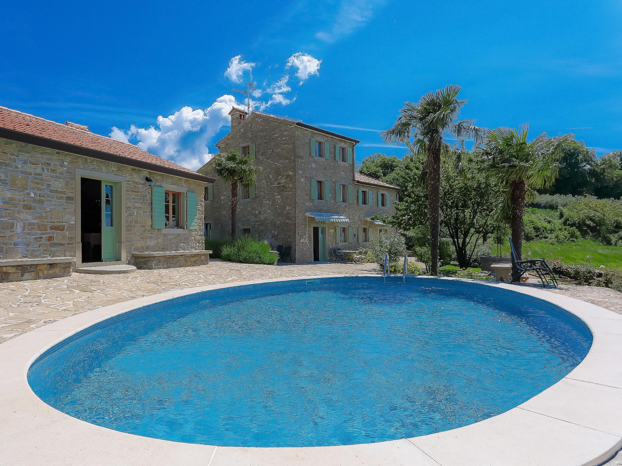 Foto 13 - Casa de 10 quartos em Buje com piscina privada e vistas do mar