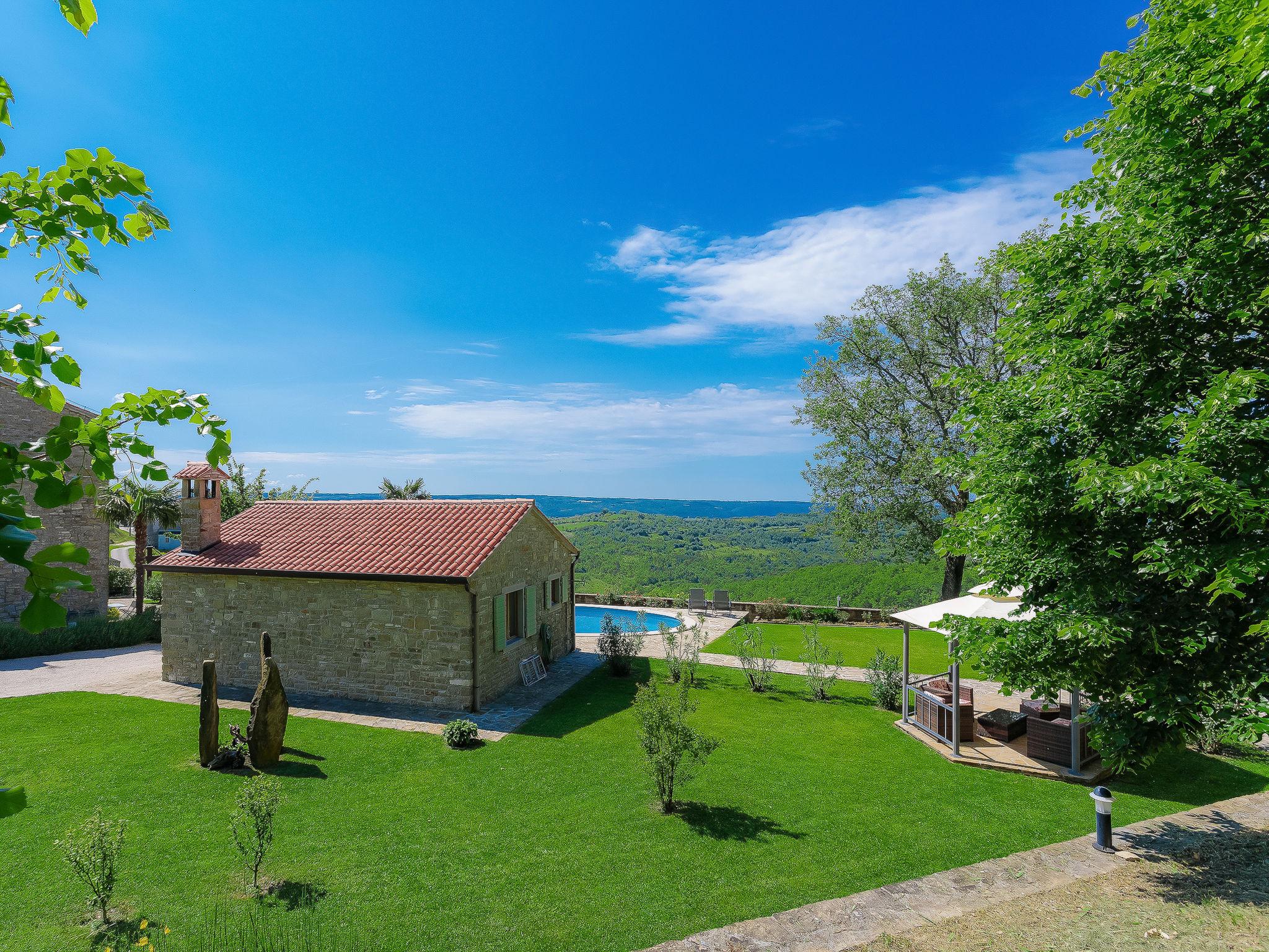 Foto 34 - Casa con 10 camere da letto a Buje con piscina privata e vista mare