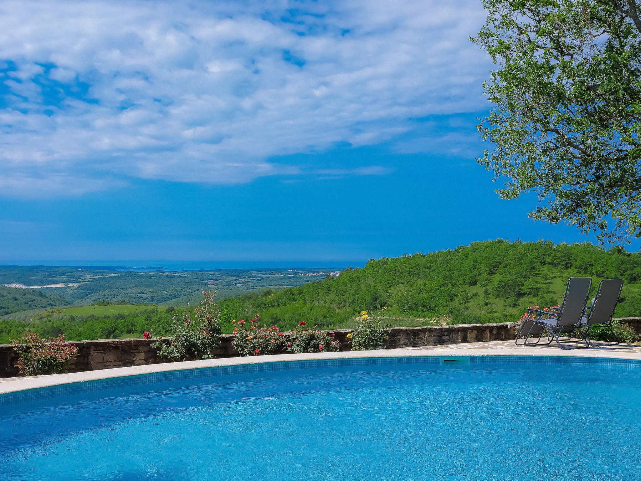 Foto 20 - Casa de 10 quartos em Buje com piscina privada e vistas do mar