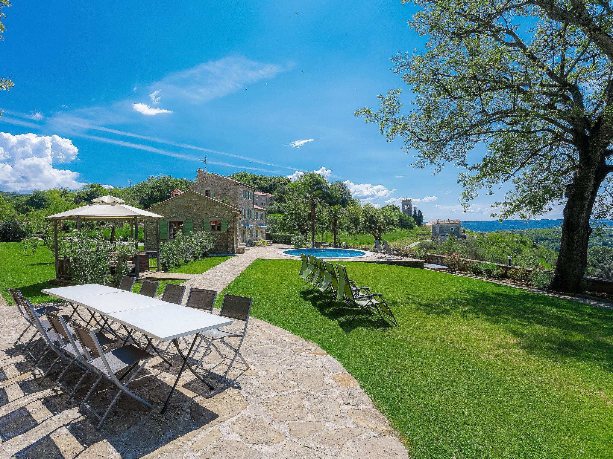 Photo 2 - Maison de 10 chambres à Buje avec piscine privée et vues à la mer