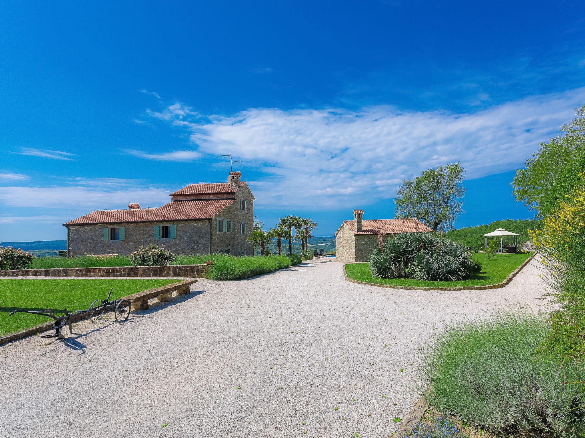 Foto 17 - Casa con 10 camere da letto a Buje con piscina privata e vista mare