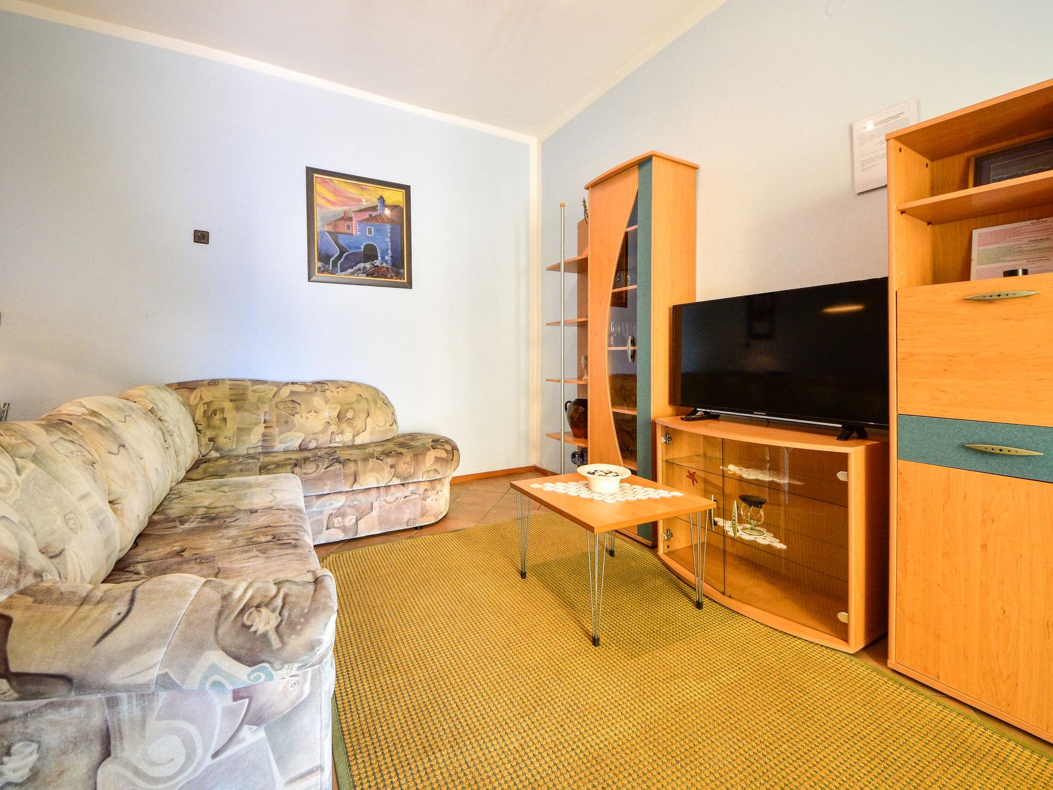 Foto 4 - Appartamento con 1 camera da letto a Rab con vista mare