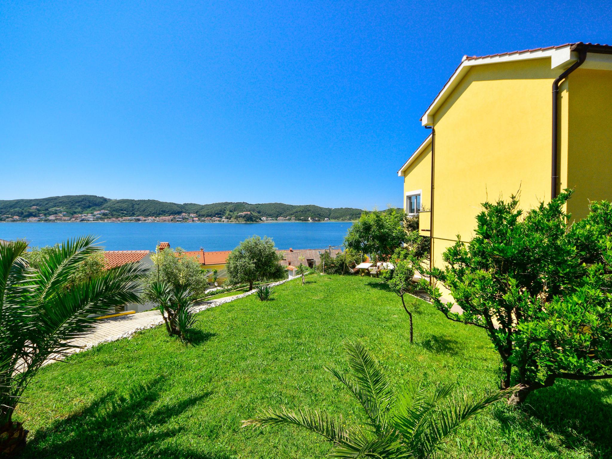 Photo 3 - Appartement de 2 chambres à Rab avec terrasse et vues à la mer