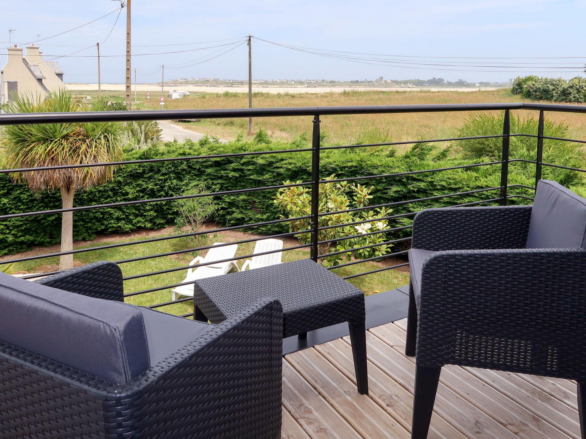 Photo 19 - 3 bedroom House in Plounévez-Lochrist with garden and sea view