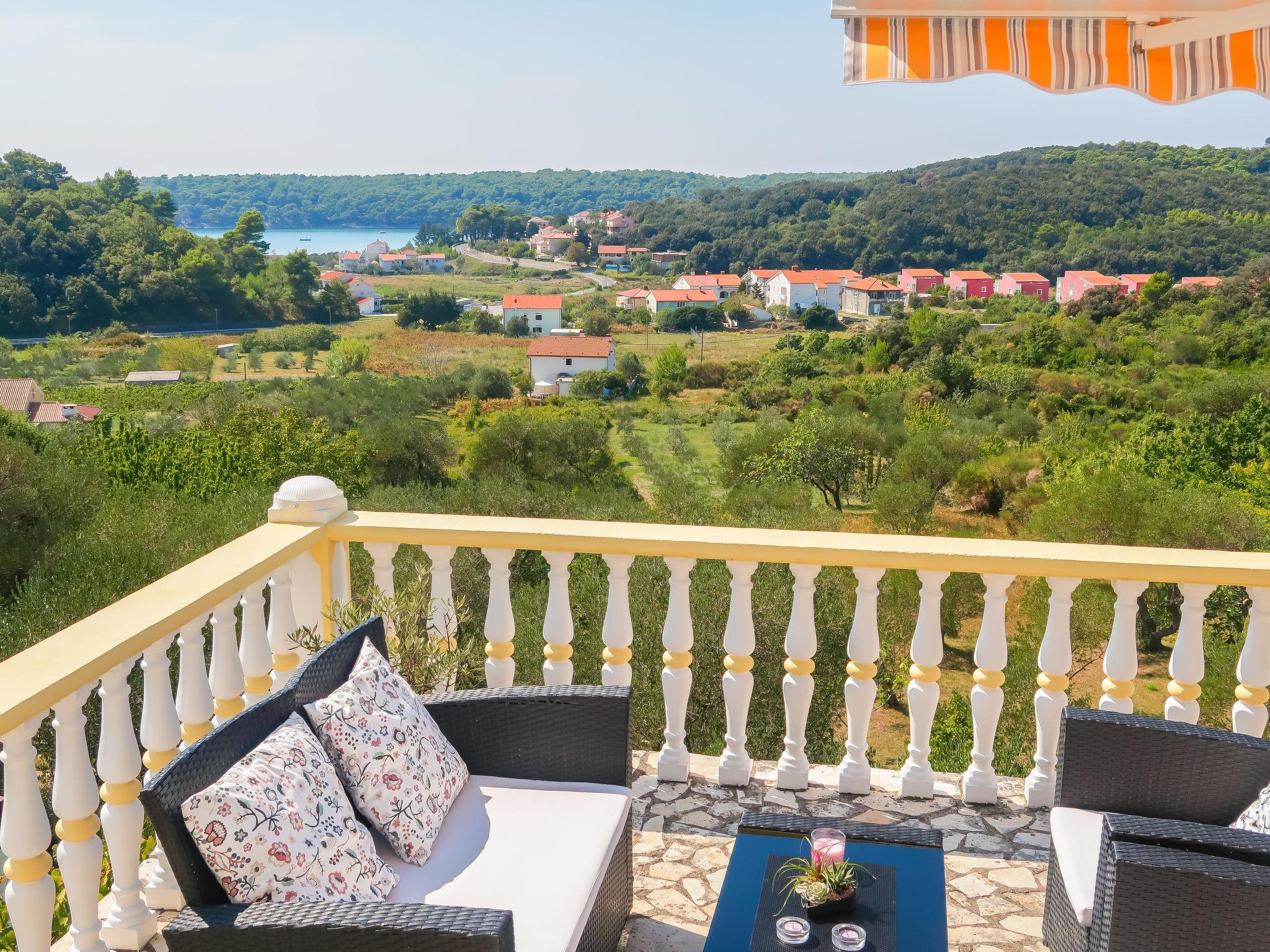 Photo 13 - Appartement de 2 chambres à Rab avec terrasse et vues à la mer