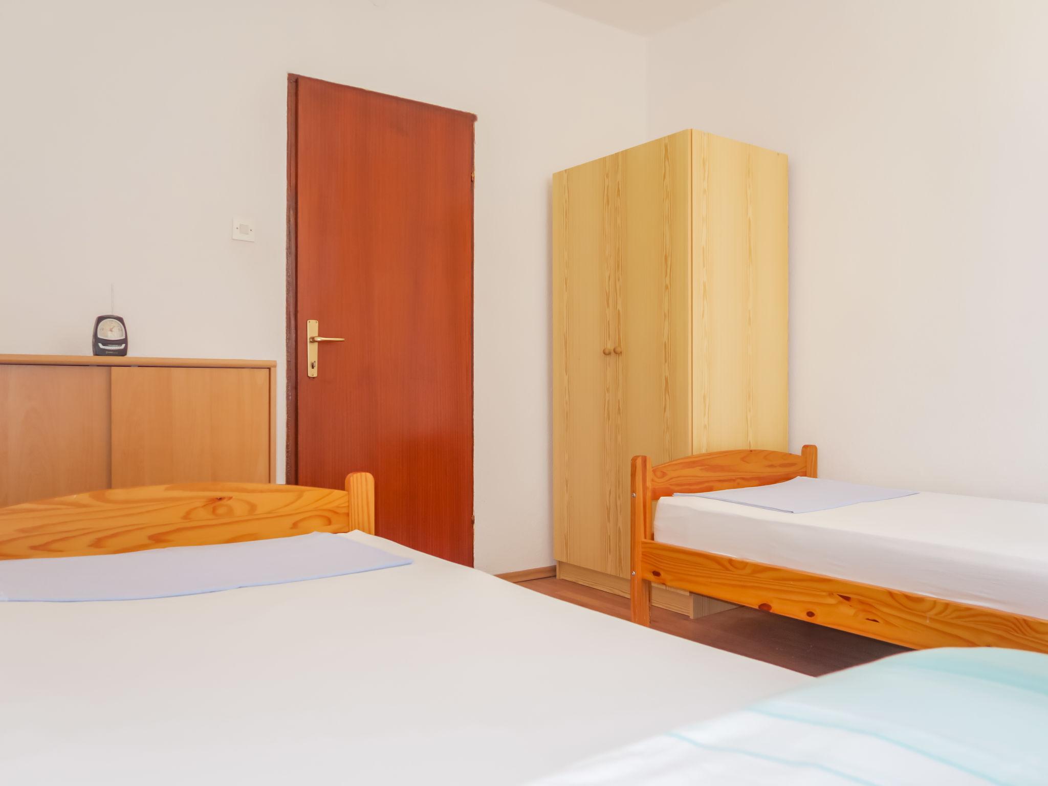 Foto 18 - Appartamento con 3 camere da letto a Senj con terrazza e vista mare
