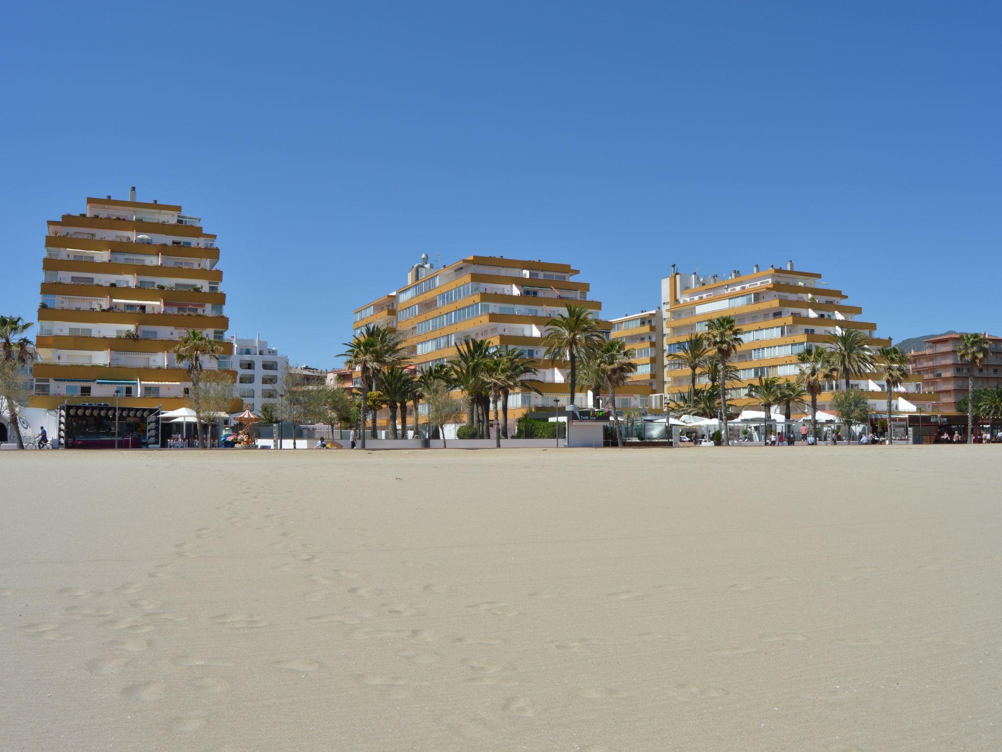 Photo 17 - Appartement en Roses avec piscine et vues à la mer